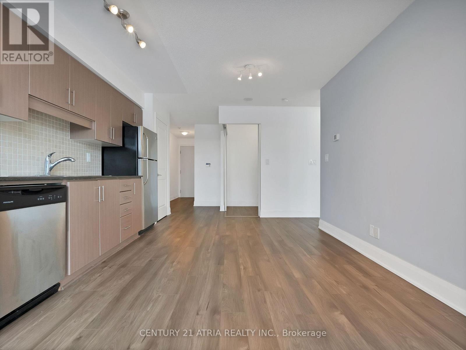 308 - 30 Herons Hill Way, Toronto, ON - Indoor Photo Showing Kitchen