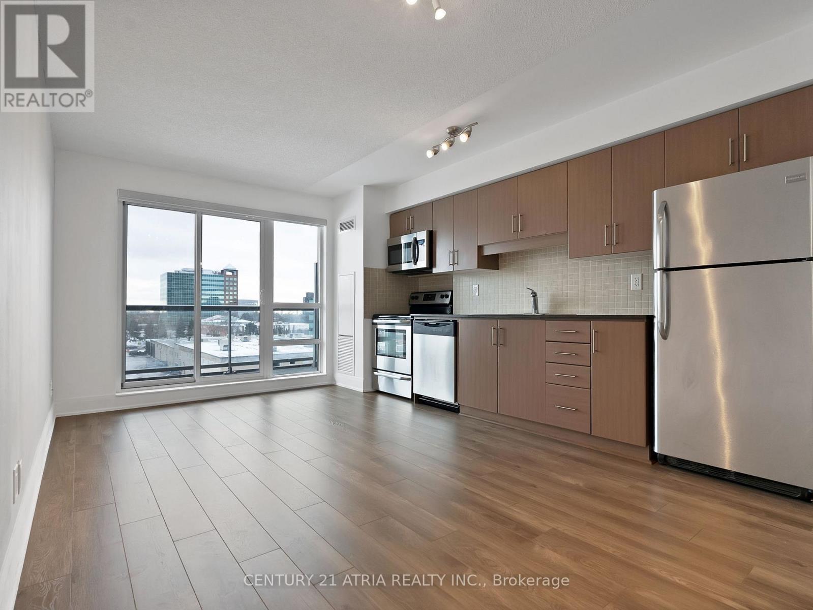 308 - 30 Herons Hill Way, Toronto, ON - Indoor Photo Showing Kitchen