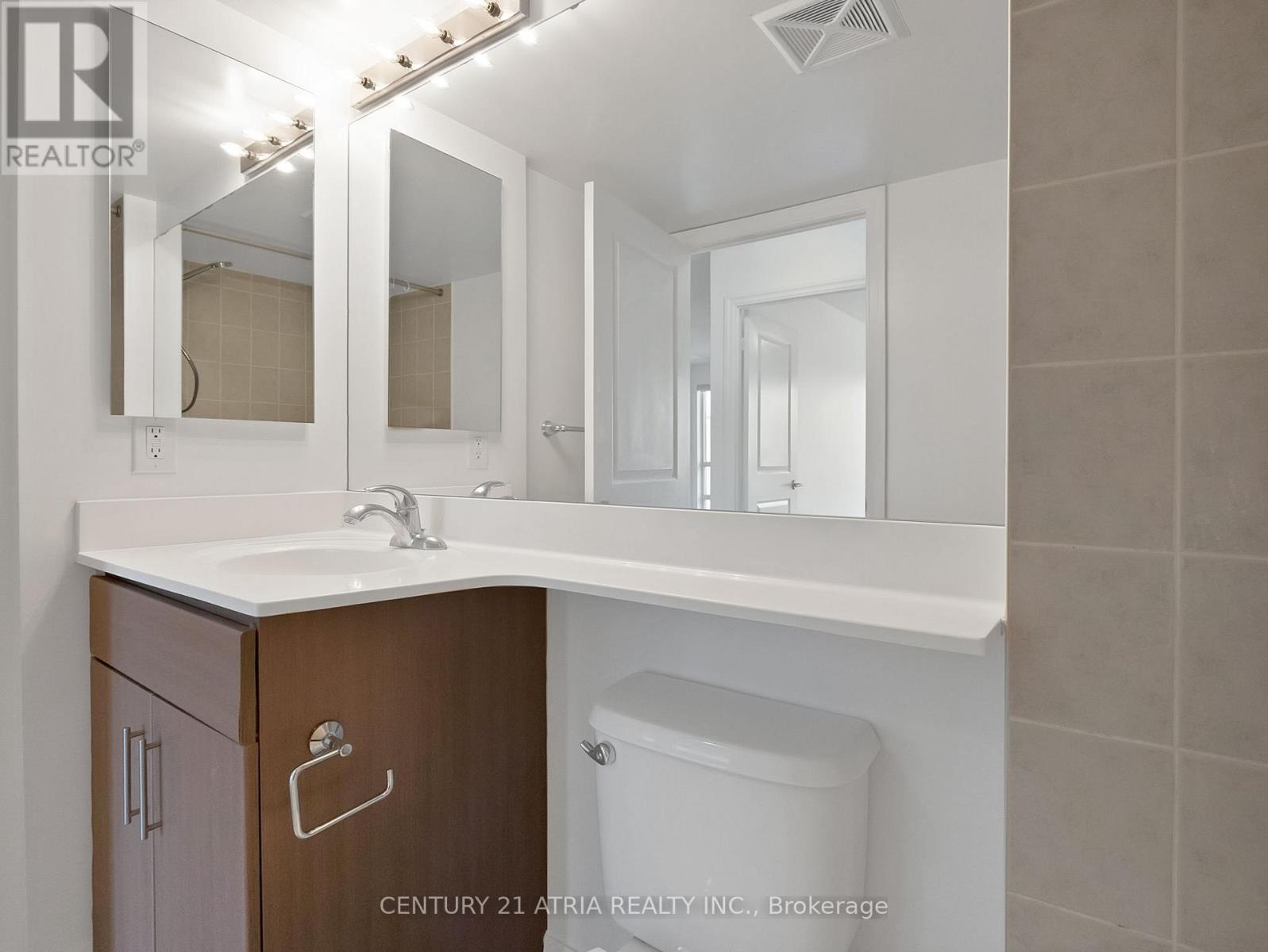 308 - 30 Herons Hill Way, Toronto, ON - Indoor Photo Showing Bathroom