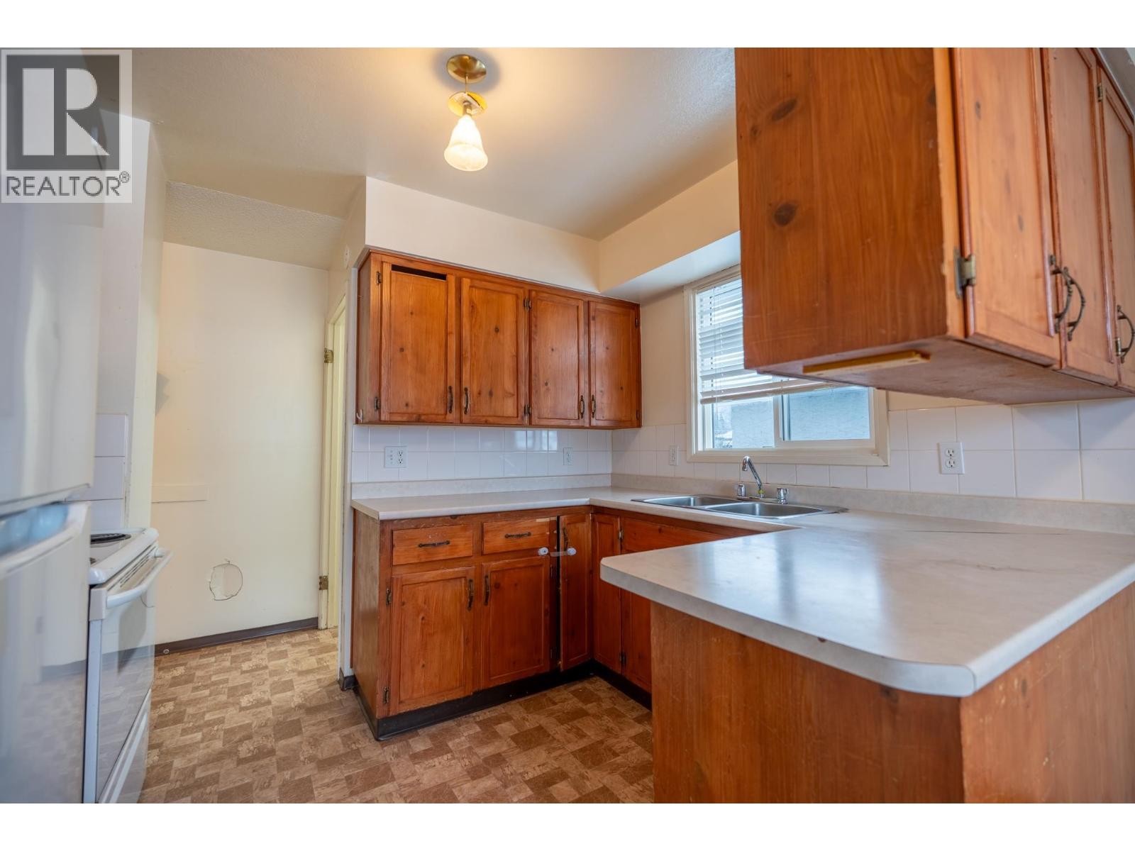 4346 Ewen Avenue, Prince George, BC - Indoor Photo Showing Kitchen With Double Sink