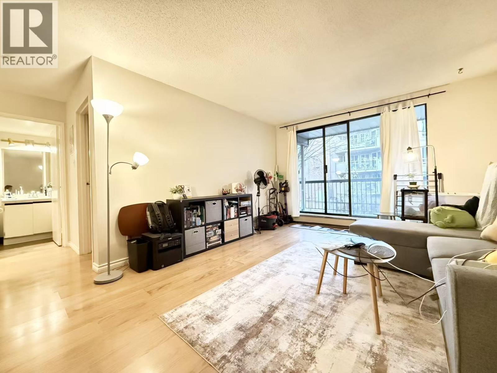 105 8511 Ackroyd Road, Richmond, BC - Indoor Photo Showing Living Room