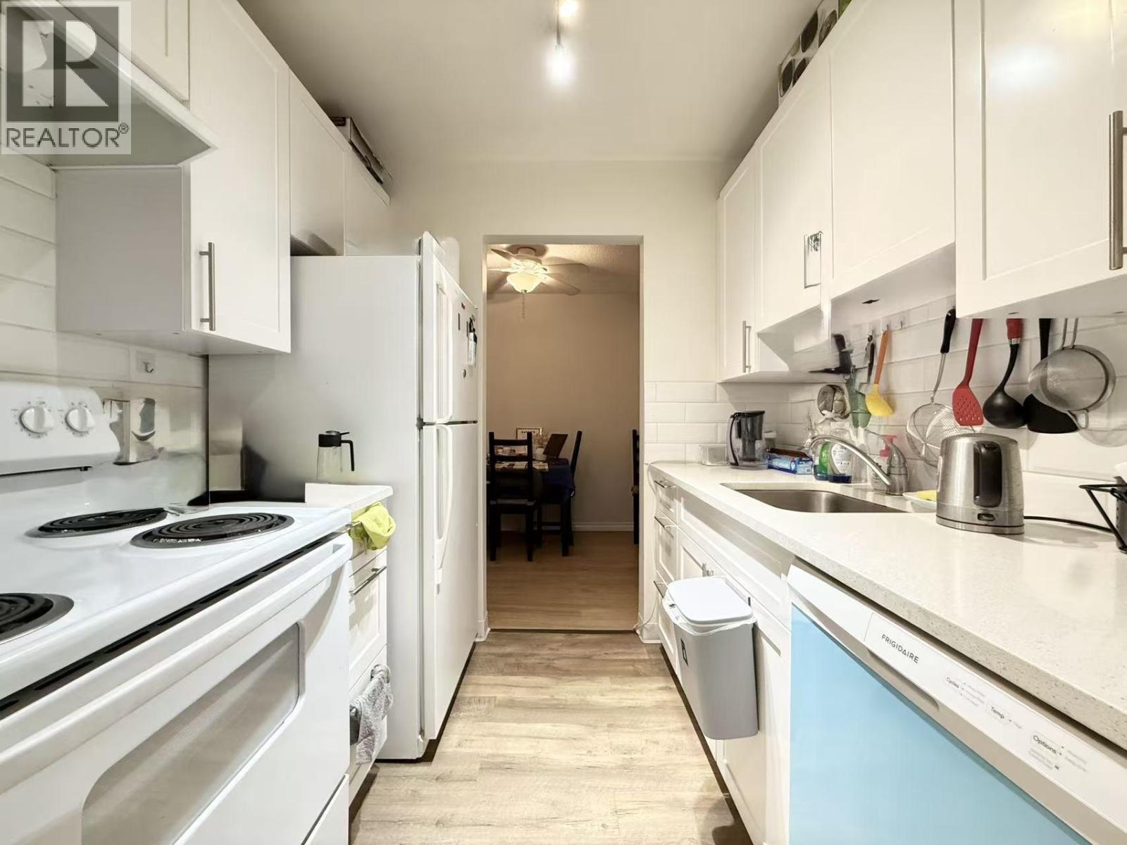 105 8511 Ackroyd Road, Richmond, BC - Indoor Photo Showing Kitchen