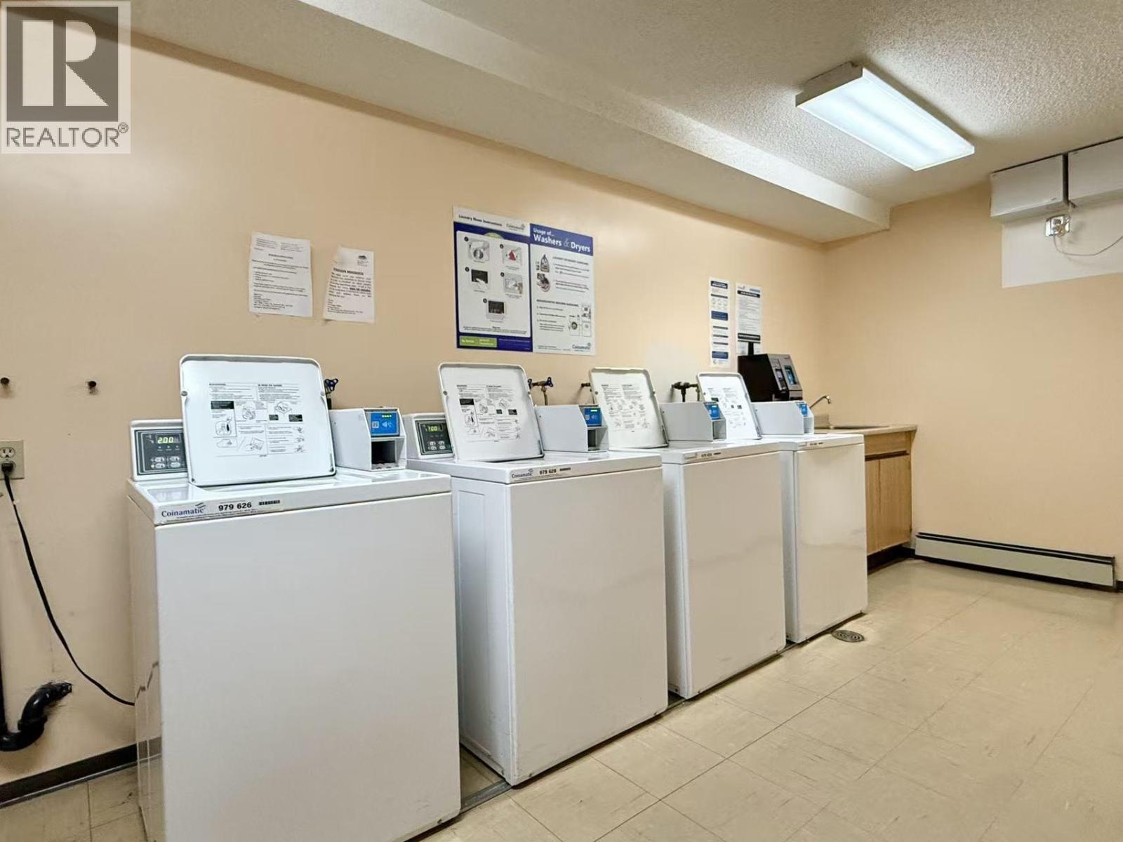 105 8511 Ackroyd Road, Richmond, BC - Indoor Photo Showing Laundry Room