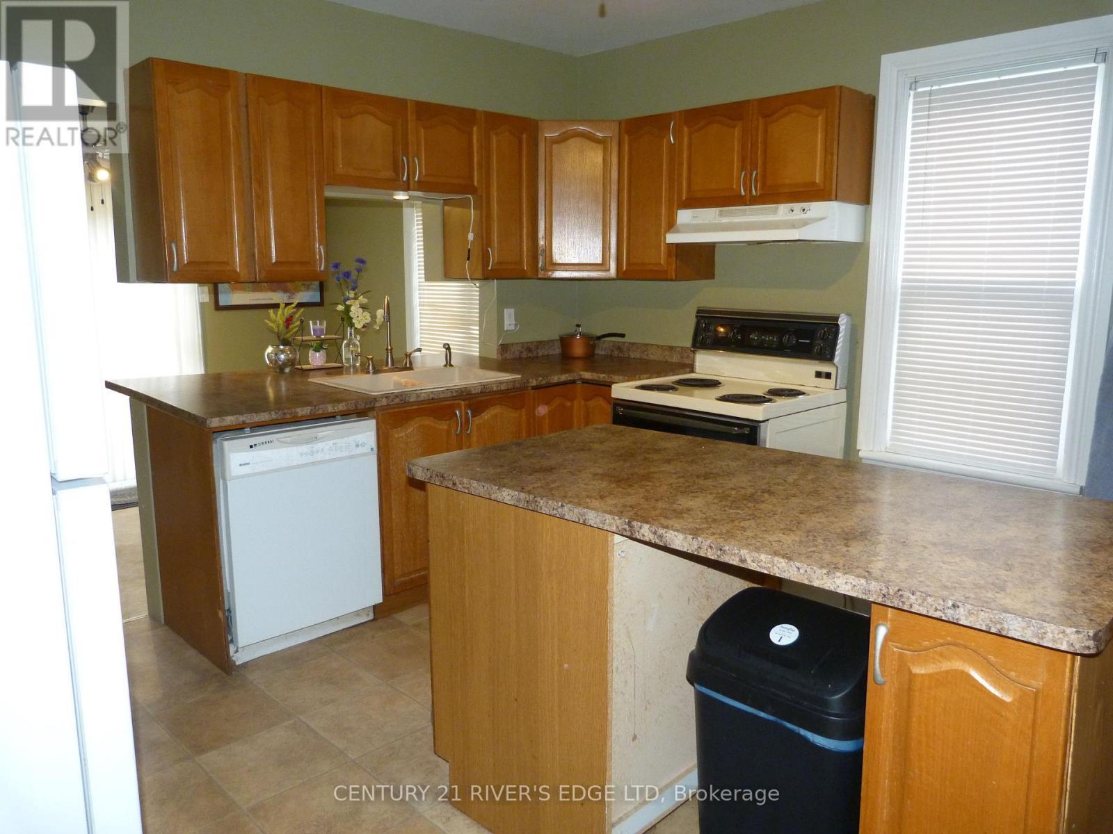 453 May Street, North Dundas, ON - Indoor Photo Showing Kitchen