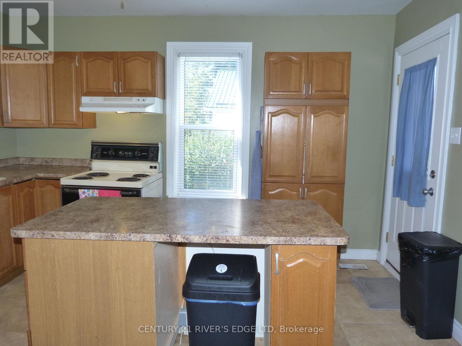 453 May Street, North Dundas, ON - Indoor Photo Showing Kitchen