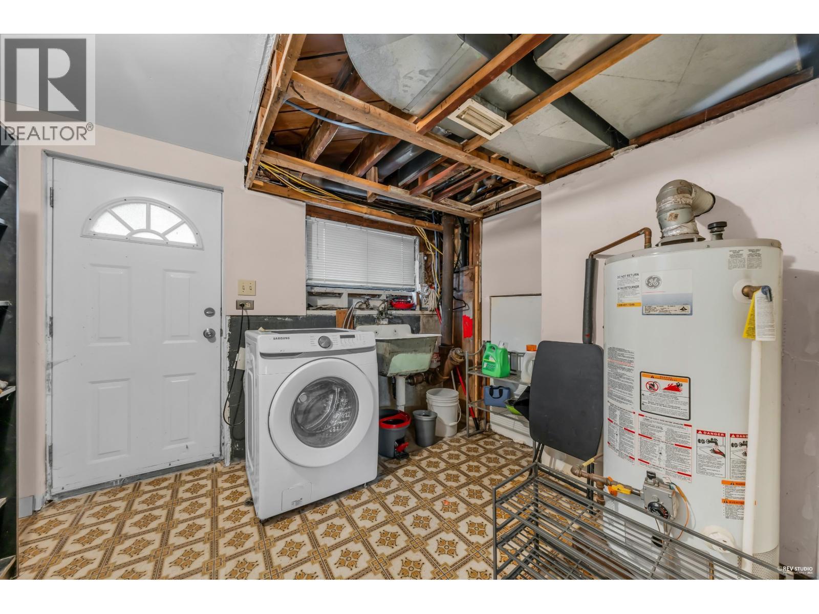 4938 Fulwell Street, Burnaby, BC - Indoor Photo Showing Laundry Room