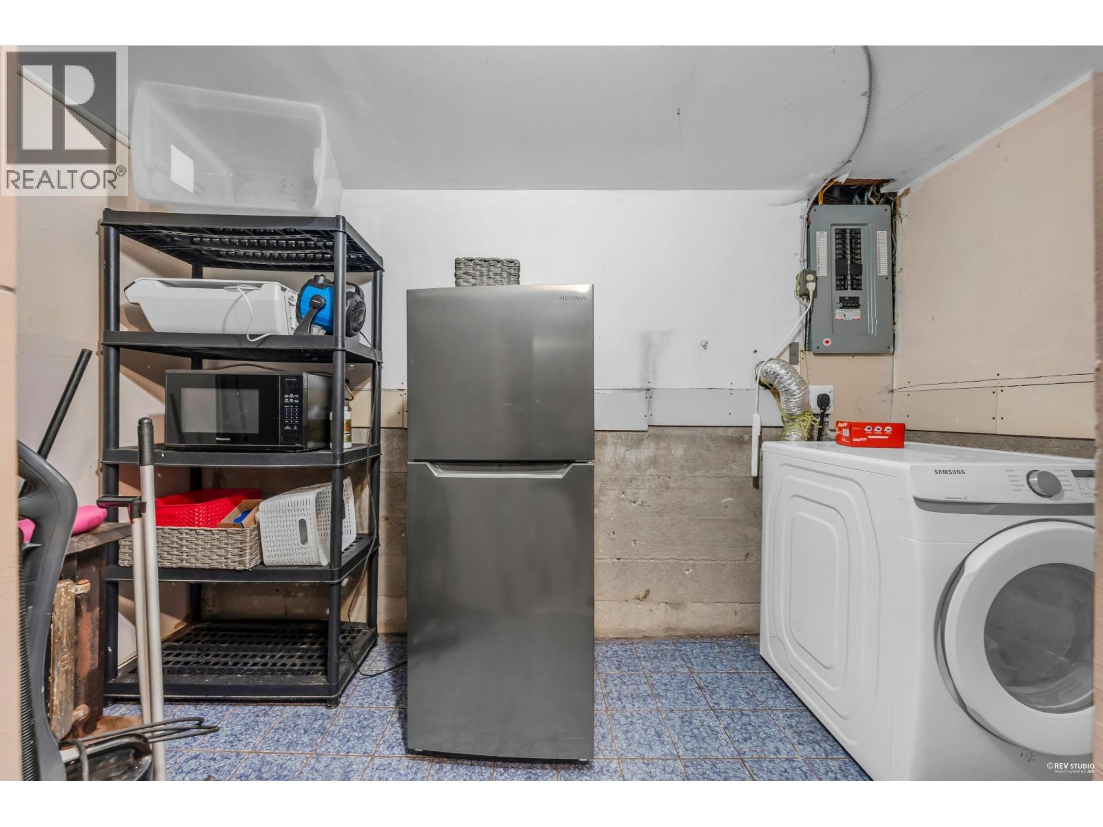 4938 Fulwell Street, Burnaby, BC - Indoor Photo Showing Laundry Room