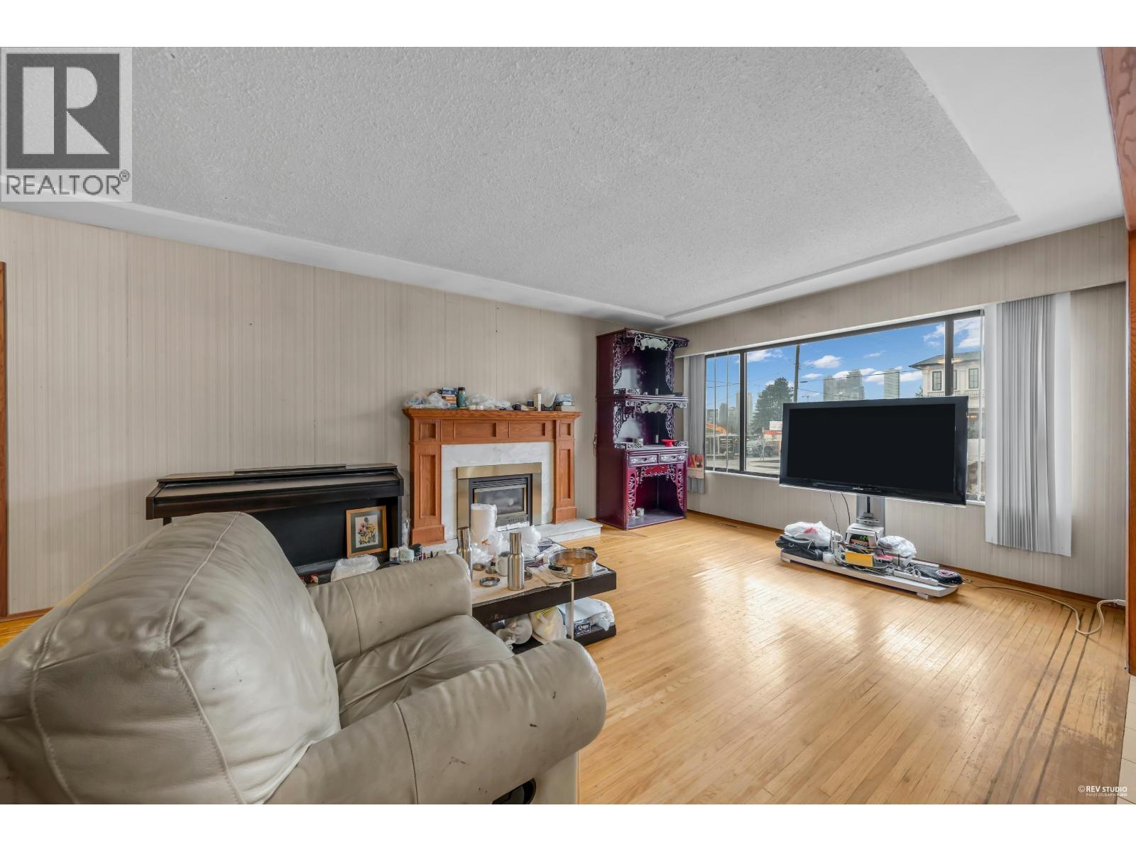 4938 Fulwell Street, Burnaby, BC - Indoor Photo Showing Living Room With Fireplace