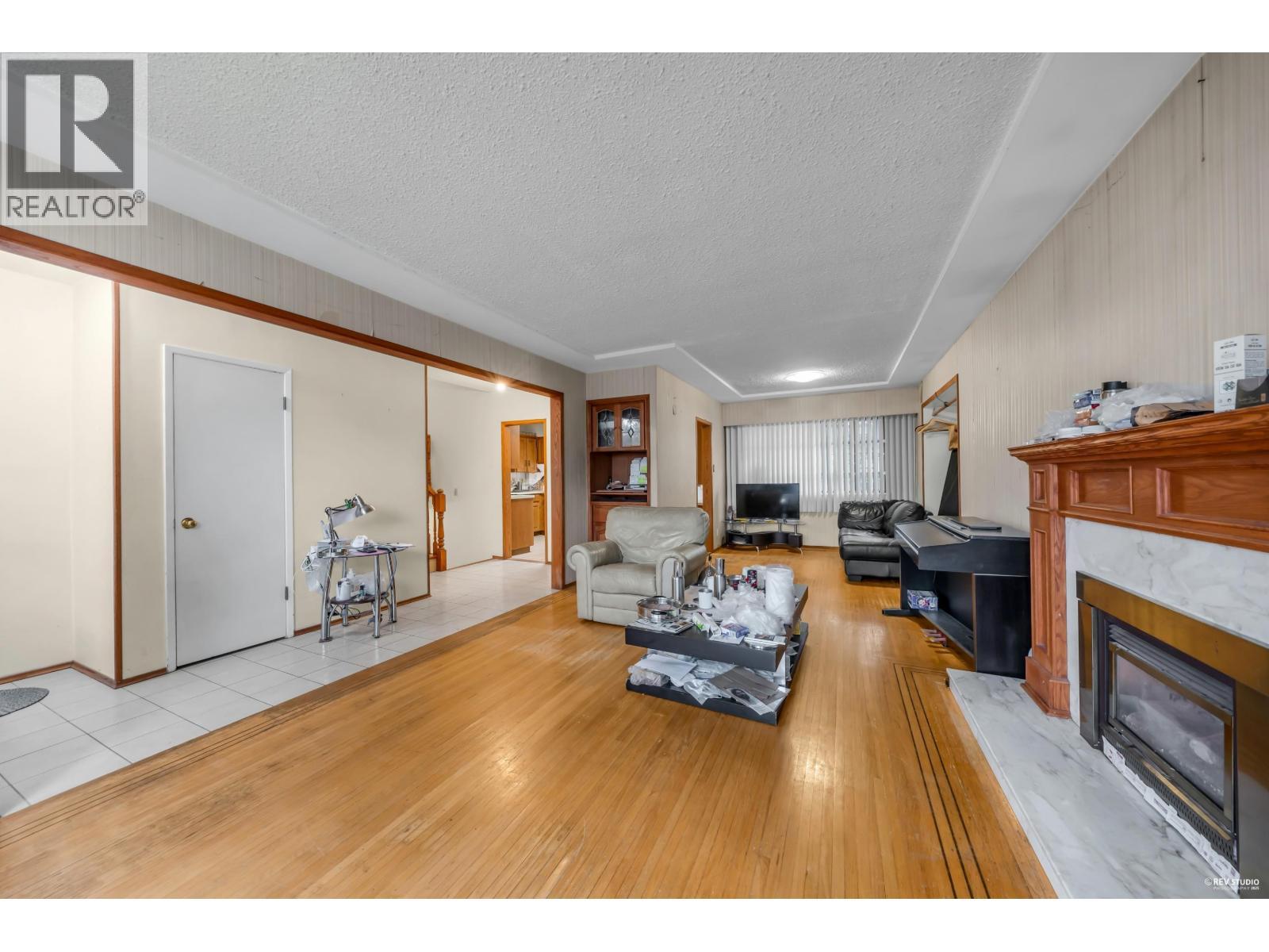 4938 Fulwell Street, Burnaby, BC - Indoor Photo Showing Living Room With Fireplace