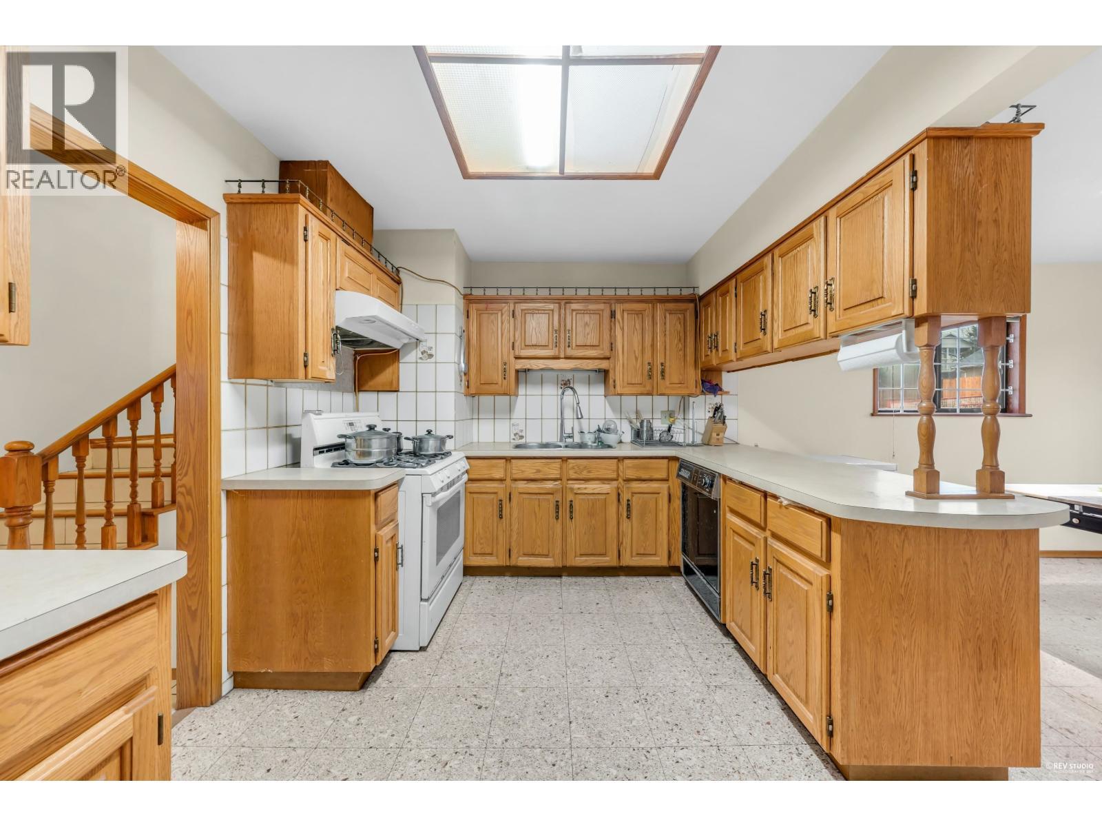 4938 Fulwell Street, Burnaby, BC - Indoor Photo Showing Kitchen With Double Sink