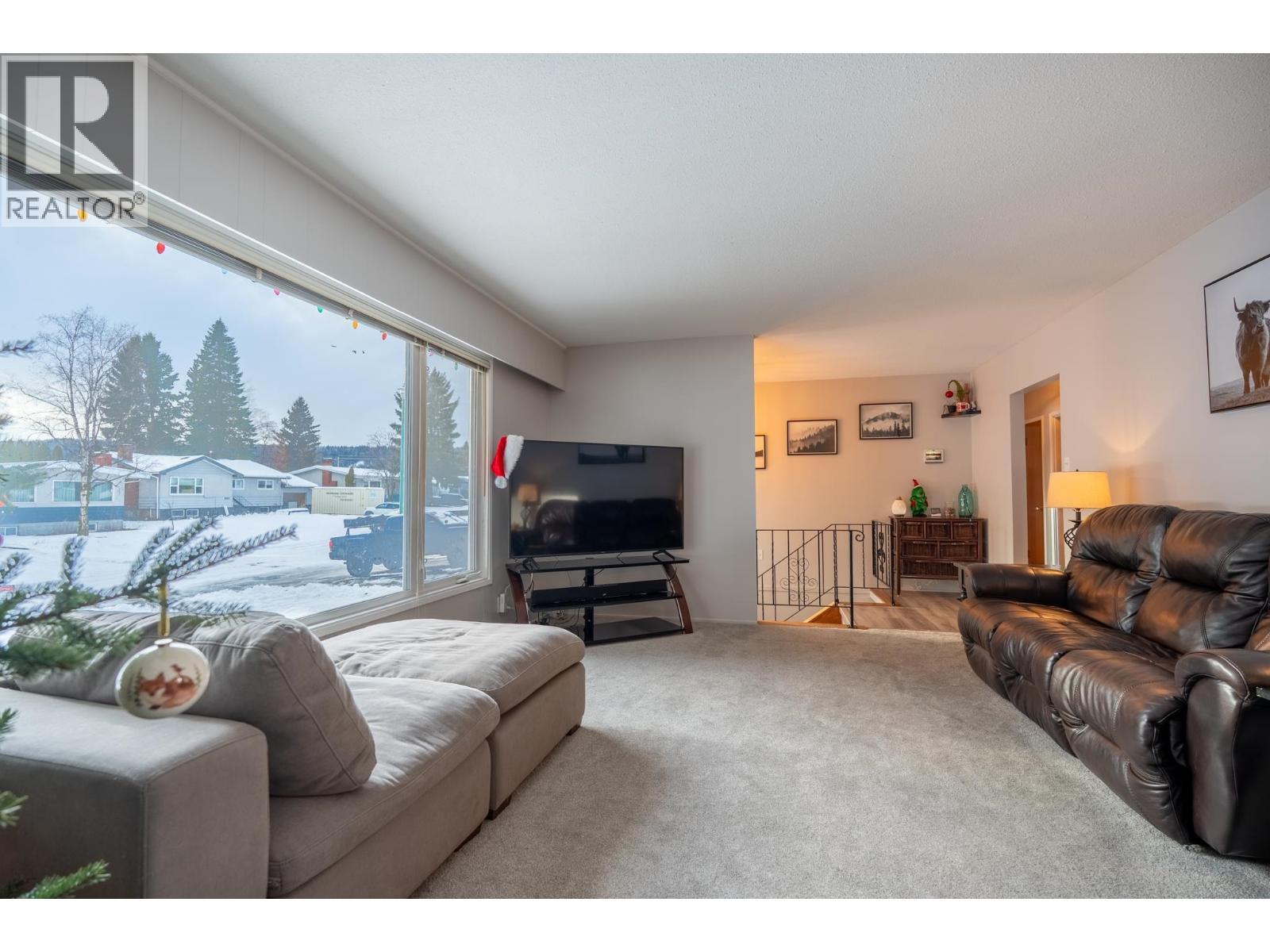 1050 Parsnip Crescent, Prince George, BC - Indoor Photo Showing Living Room