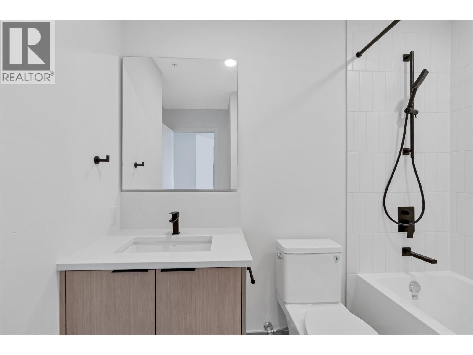 660 422 E 3Rd Street, North Vancouver, BC - Indoor Photo Showing Bathroom