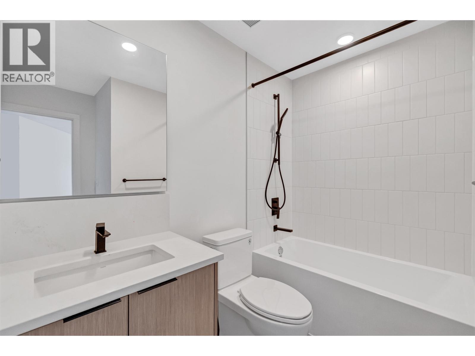 660 422 E 3Rd Street, North Vancouver, BC - Indoor Photo Showing Bathroom