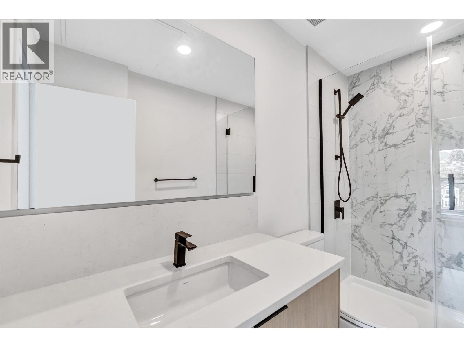 660 422 E 3Rd Street, North Vancouver, BC - Indoor Photo Showing Bathroom