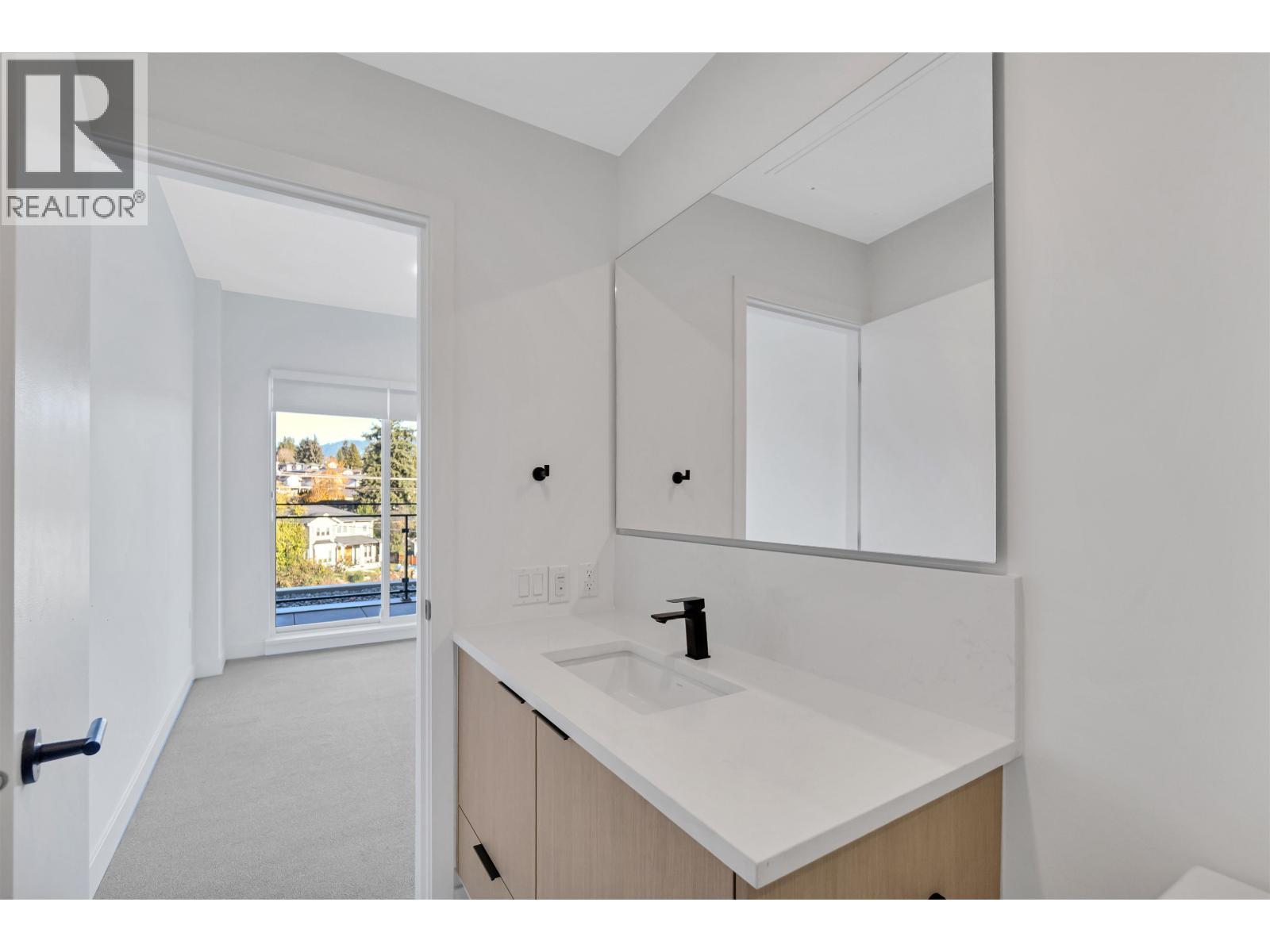 660 422 E 3Rd Street, North Vancouver, BC - Indoor Photo Showing Other Room