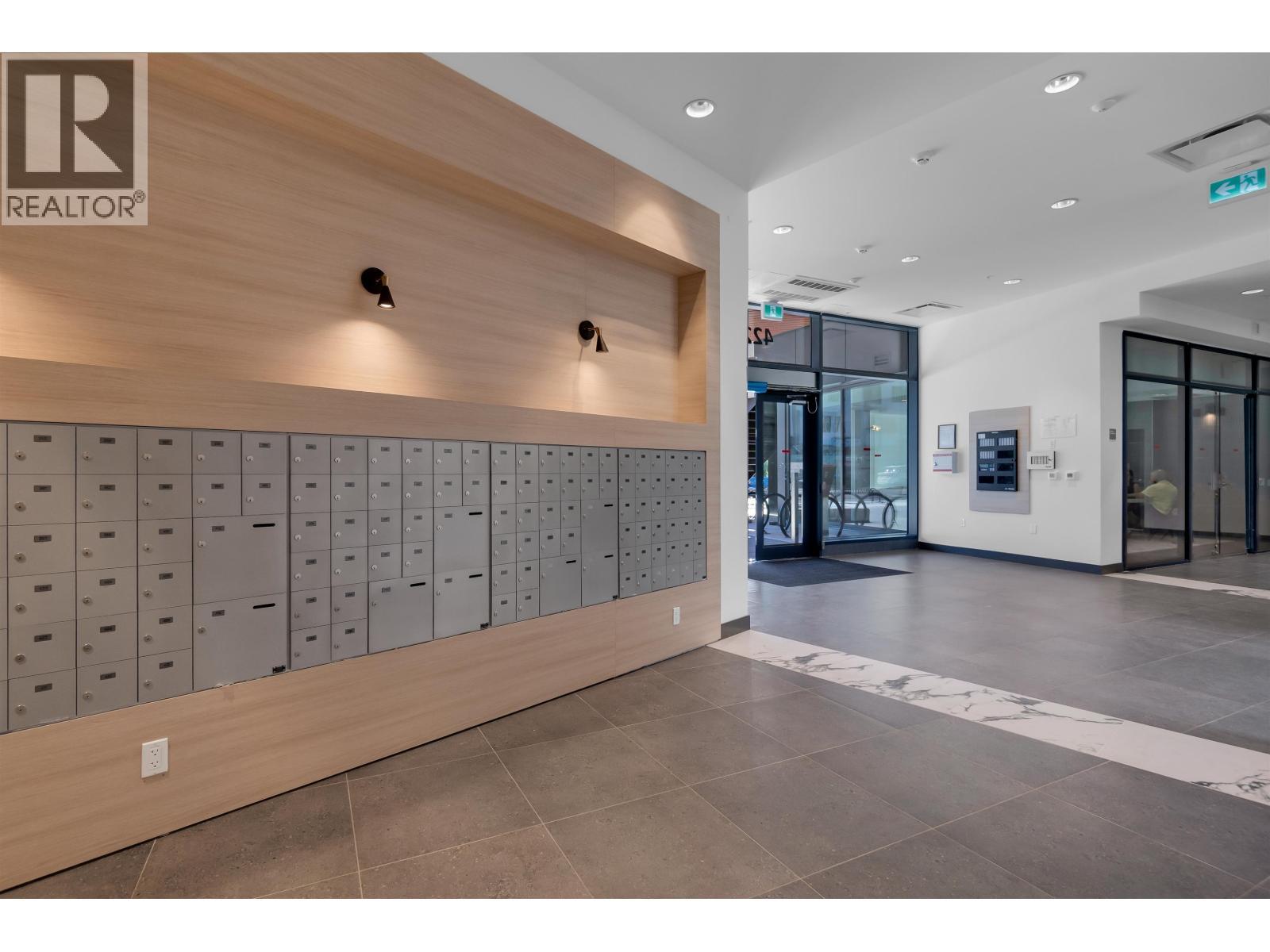 660 422 E 3Rd Street, North Vancouver, BC - Indoor Photo Showing Other Room