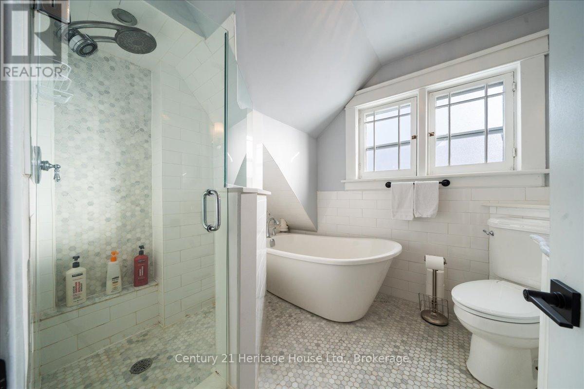184 Weber Street E, Kitchener, ON - Indoor Photo Showing Bathroom