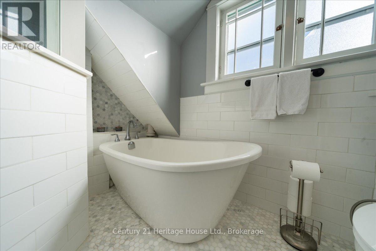 184 Weber Street E, Kitchener, ON - Indoor Photo Showing Bathroom
