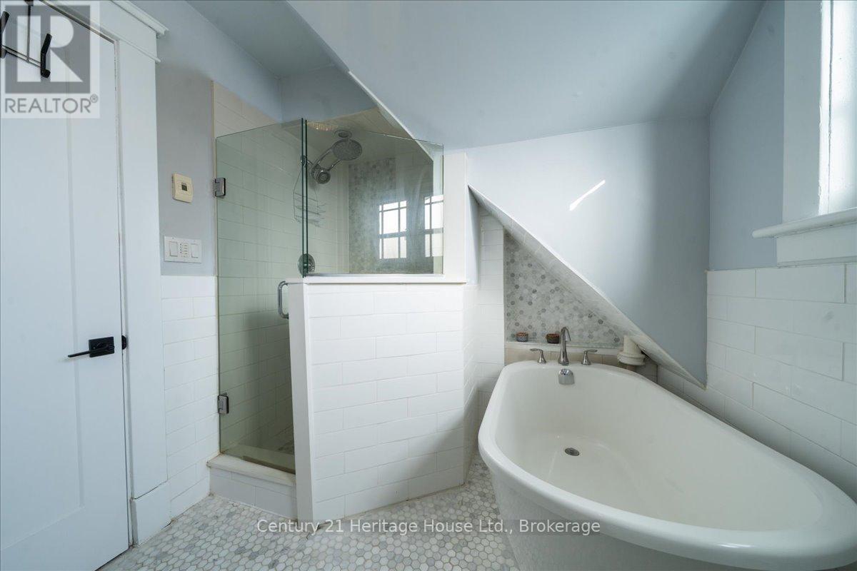 184 Weber Street E, Kitchener, ON - Indoor Photo Showing Bathroom