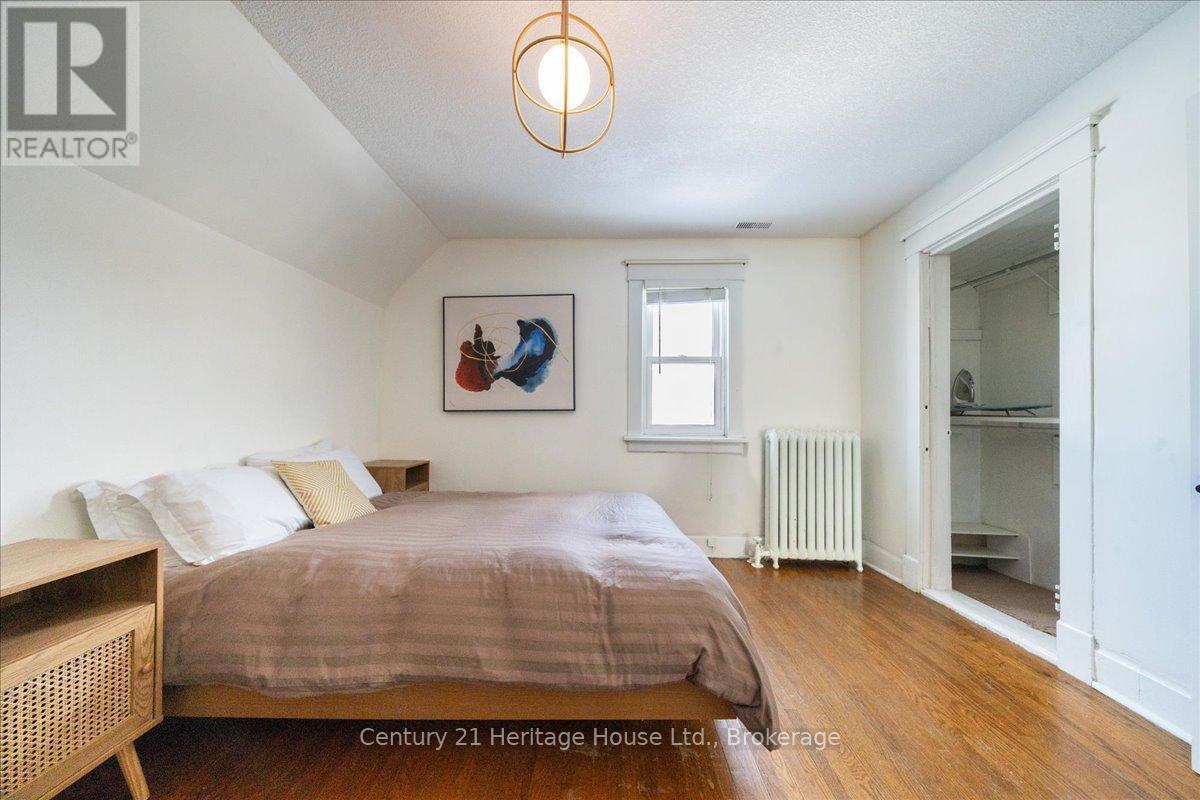 184 Weber Street E, Kitchener, ON - Indoor Photo Showing Bedroom