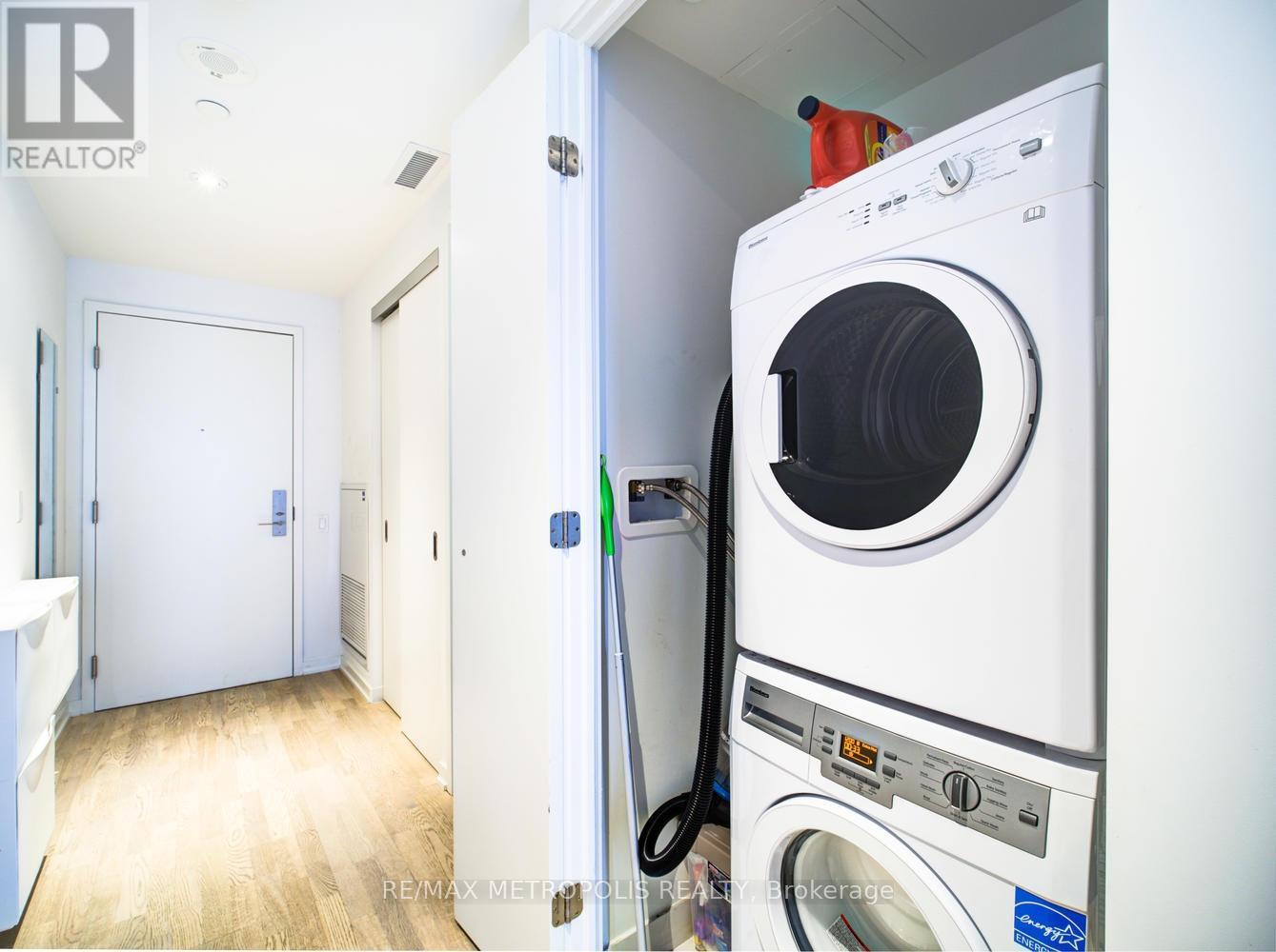 1011 - 60 Colborne Street, Toronto, ON - Indoor Photo Showing Laundry Room