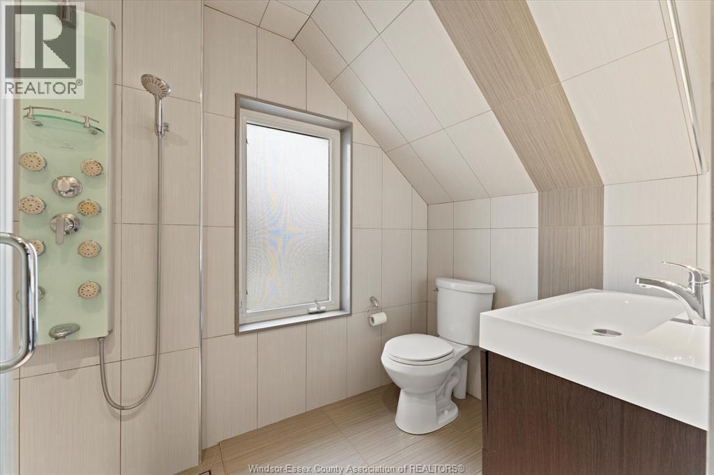 1028 Lilydale, Lakeshore, ON - Indoor Photo Showing Bathroom
