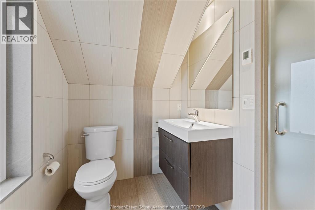 1028 Lilydale, Lakeshore, ON - Indoor Photo Showing Bathroom