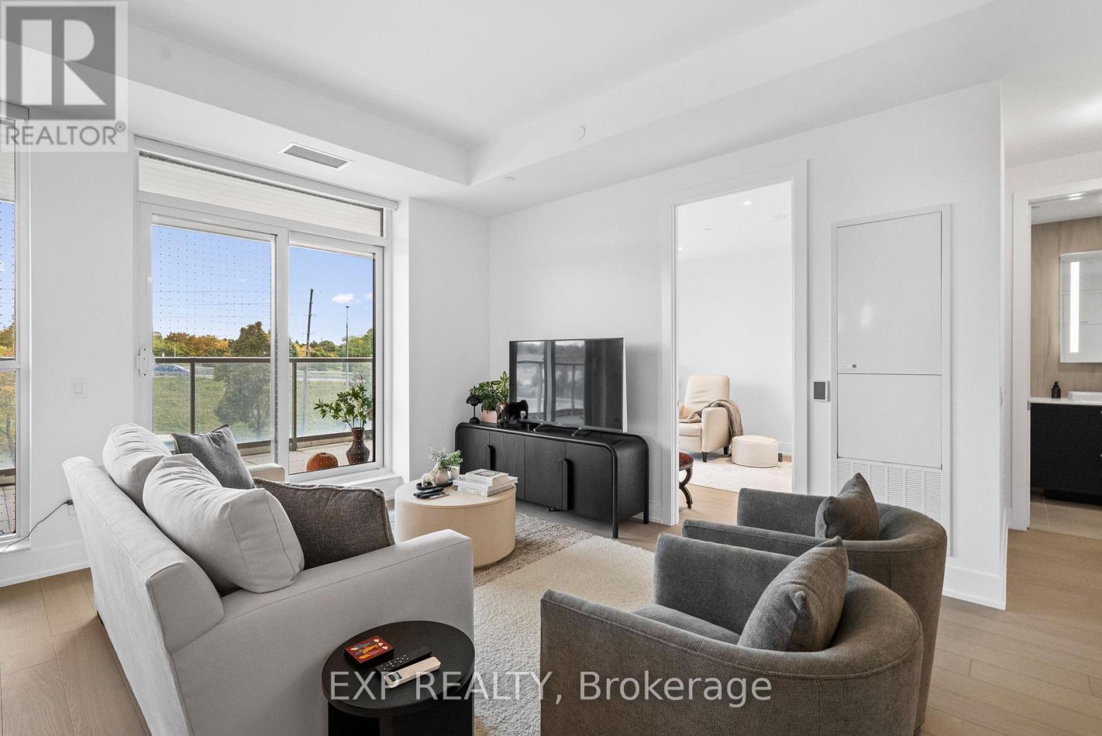 301 - 397 Royal Orchard Boulevard, Markham, ON - Indoor Photo Showing Living Room