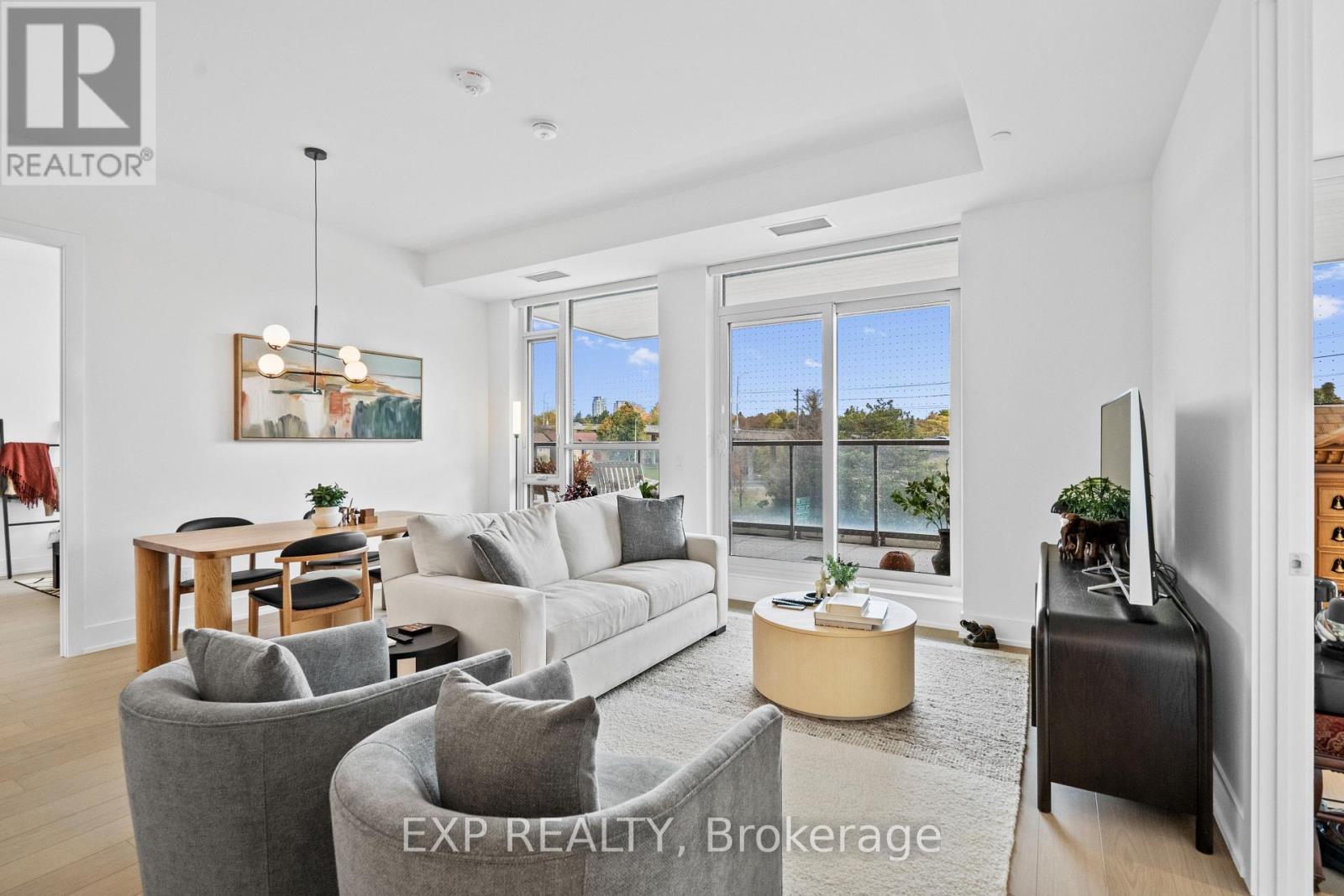 301 - 397 Royal Orchard Boulevard, Markham, ON - Indoor Photo Showing Living Room