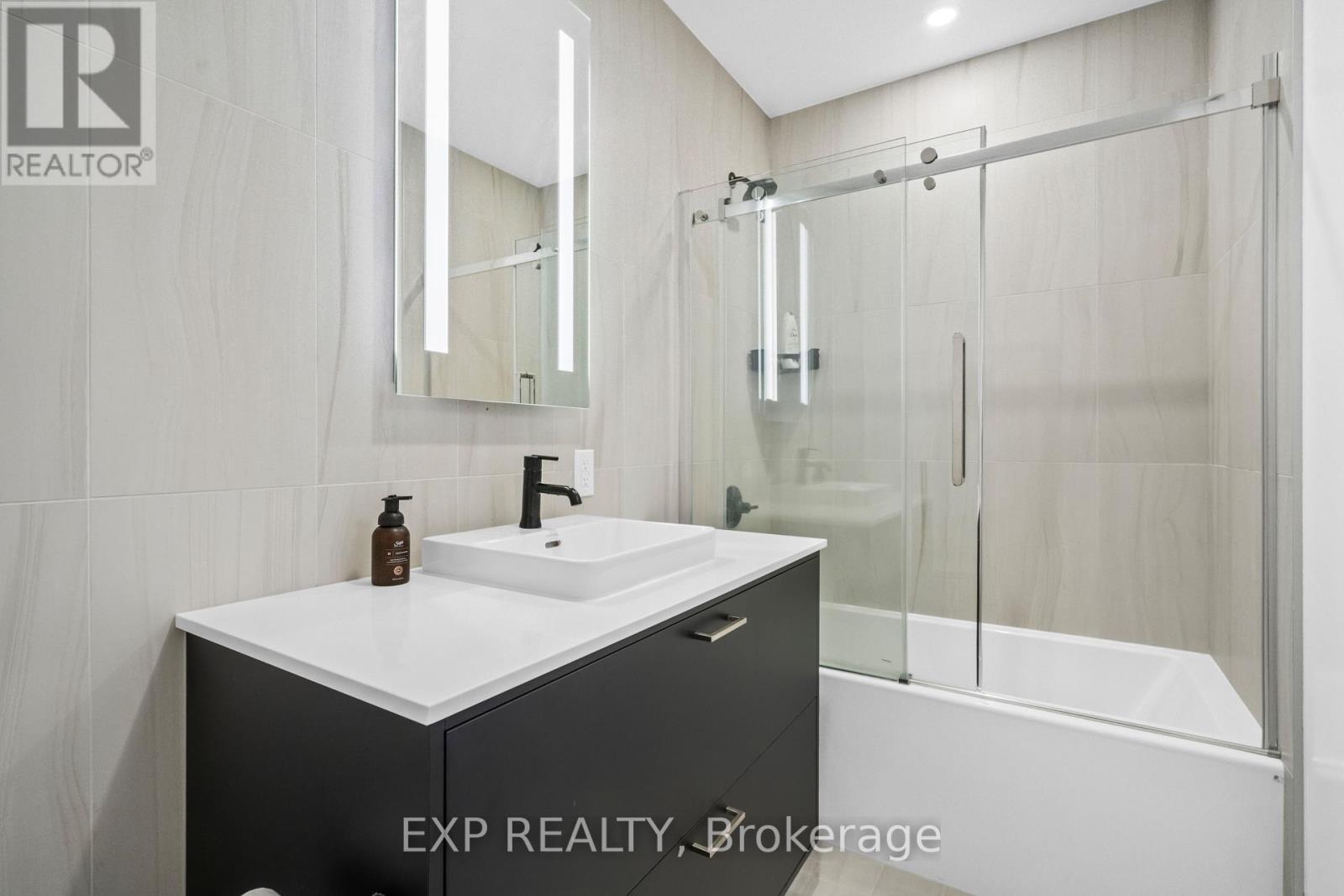 301 - 397 Royal Orchard Boulevard, Markham, ON - Indoor Photo Showing Bathroom