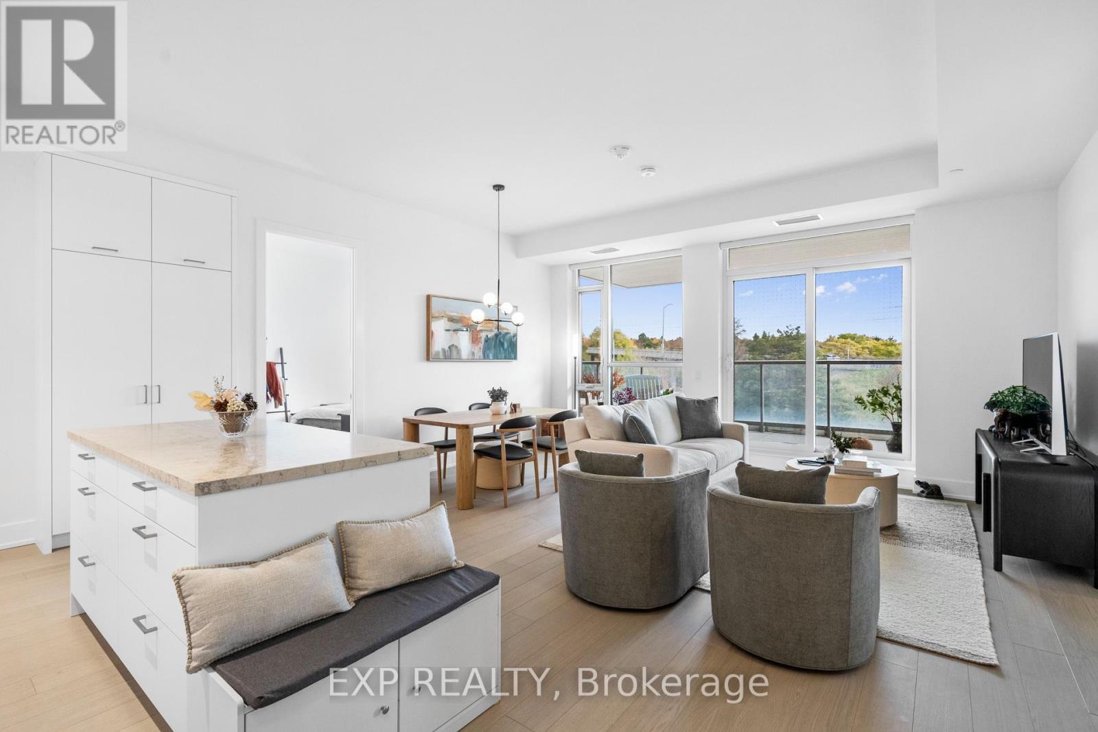 301 - 397 Royal Orchard Boulevard, Markham, ON - Indoor Photo Showing Living Room