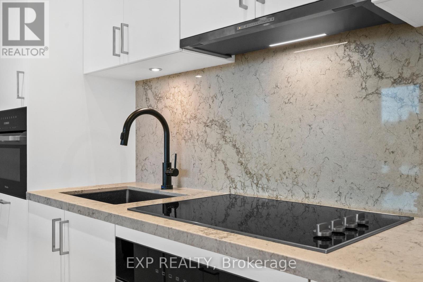 301 - 397 Royal Orchard Boulevard, Markham, ON - Indoor Photo Showing Kitchen