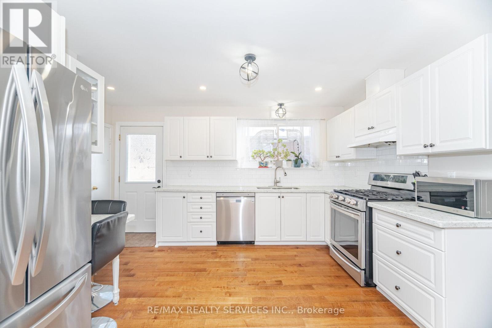 9 Aintree Crescent, Brampton, ON - Indoor Photo Showing Kitchen With Stainless Steel Kitchen With Upgraded Kitchen