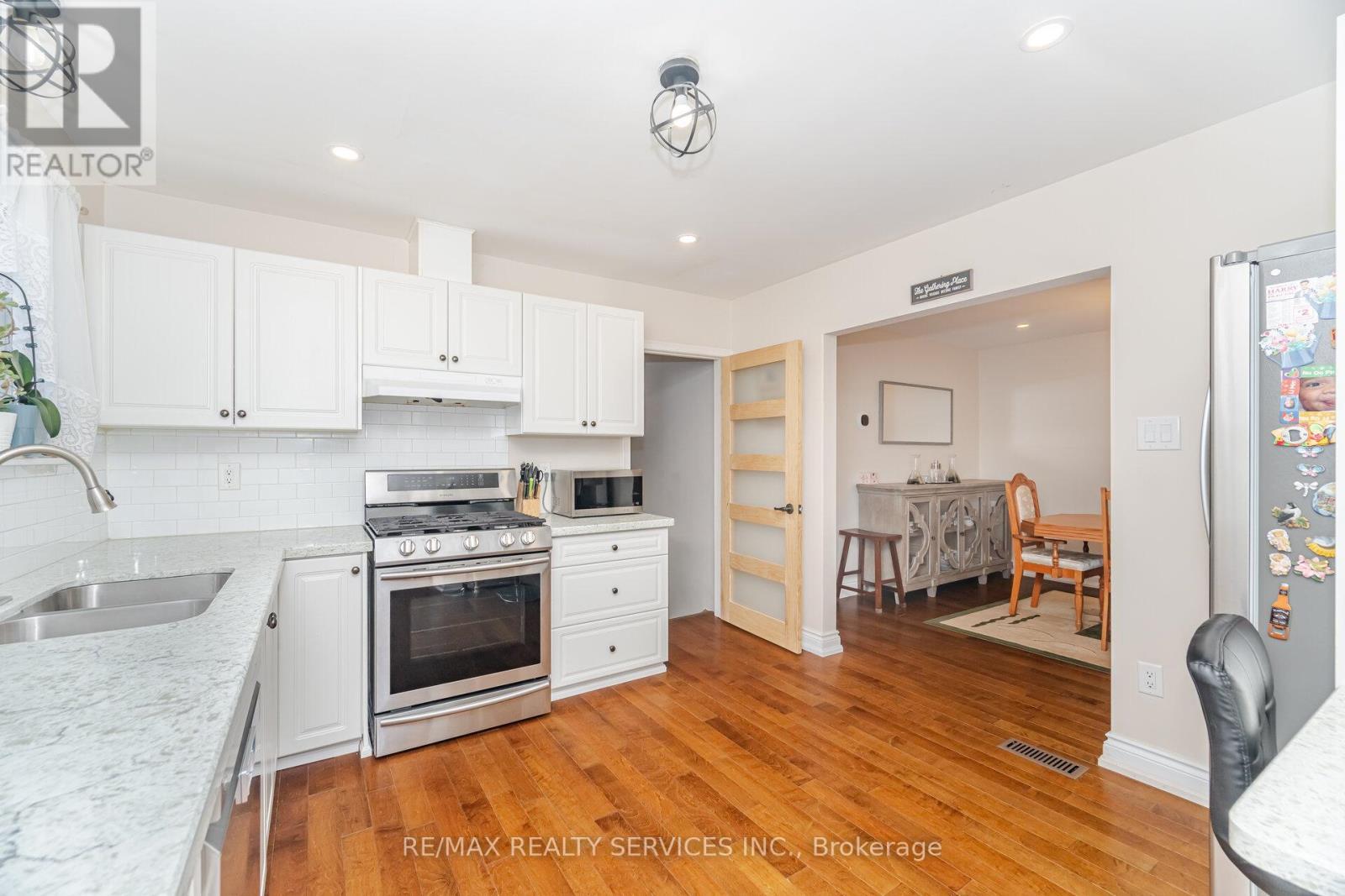 9 Aintree Crescent, Brampton, ON - Indoor Photo Showing Kitchen With Double Sink