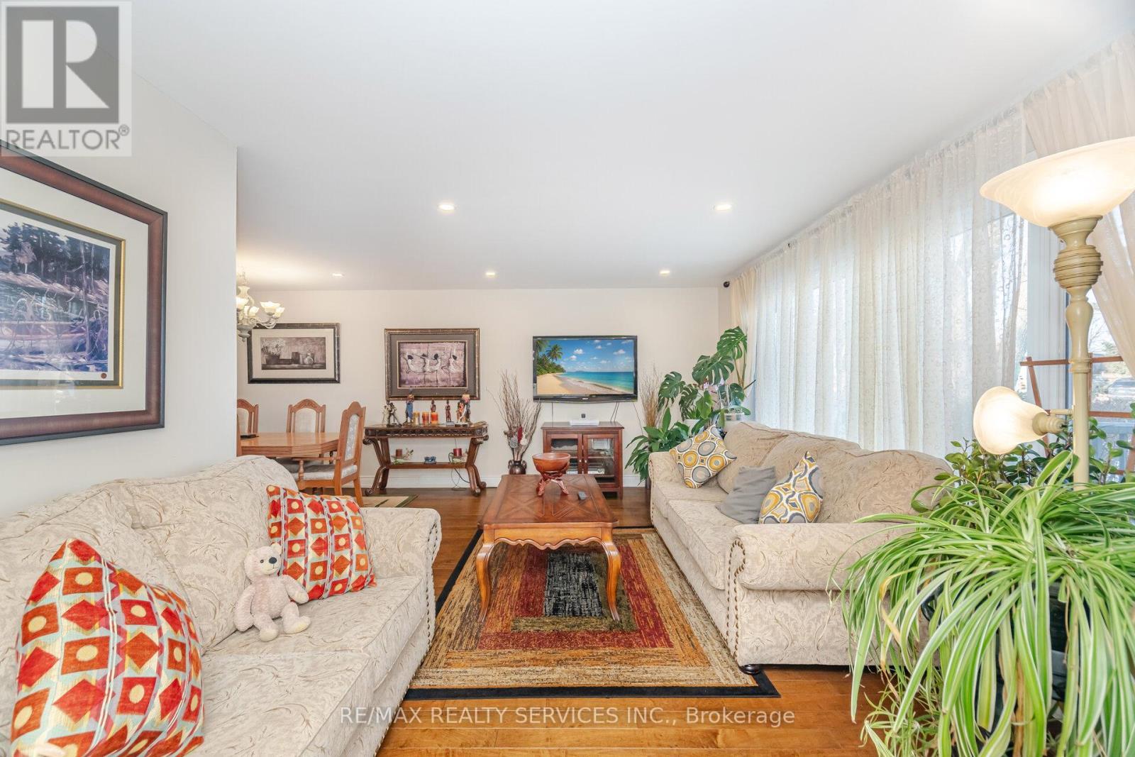 9 Aintree Crescent, Brampton, ON - Indoor Photo Showing Living Room