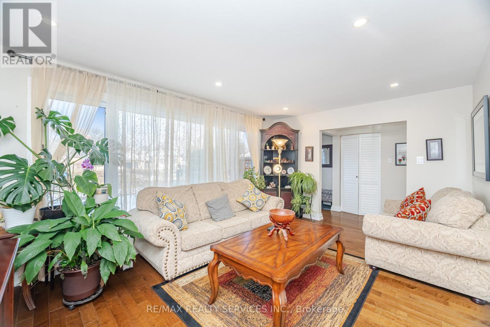 9 Aintree Crescent, Brampton, ON - Indoor Photo Showing Living Room
