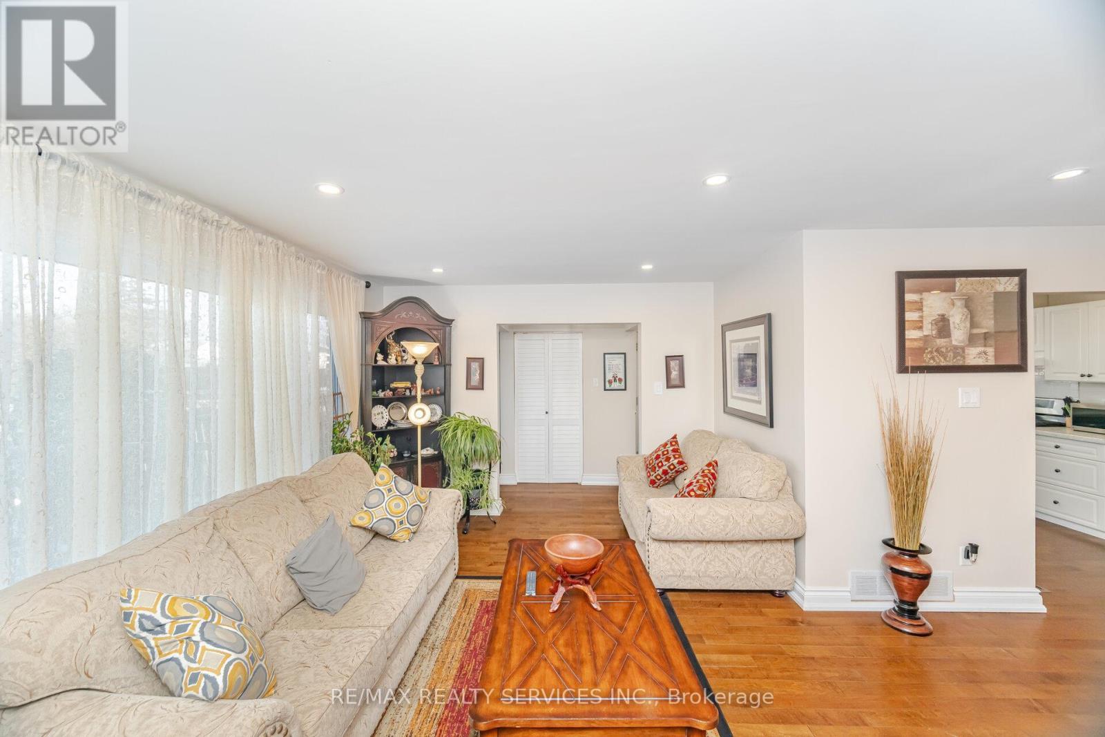 9 Aintree Crescent, Brampton, ON - Indoor Photo Showing Living Room
