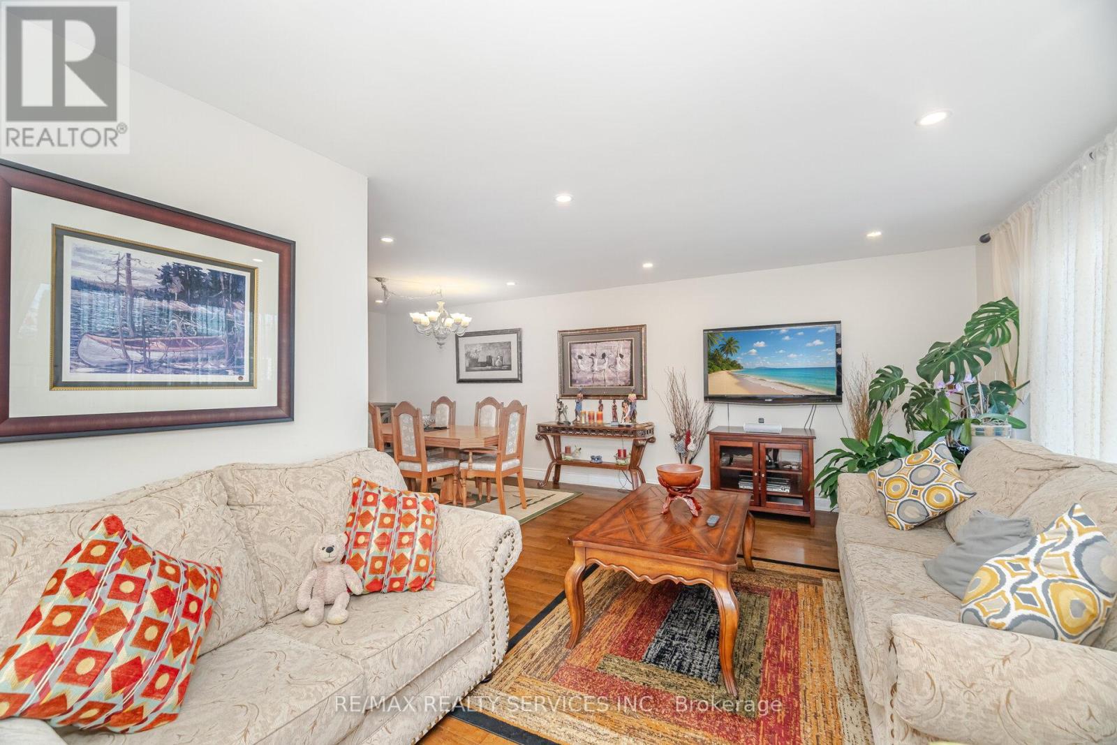 9 Aintree Crescent, Brampton, ON - Indoor Photo Showing Living Room