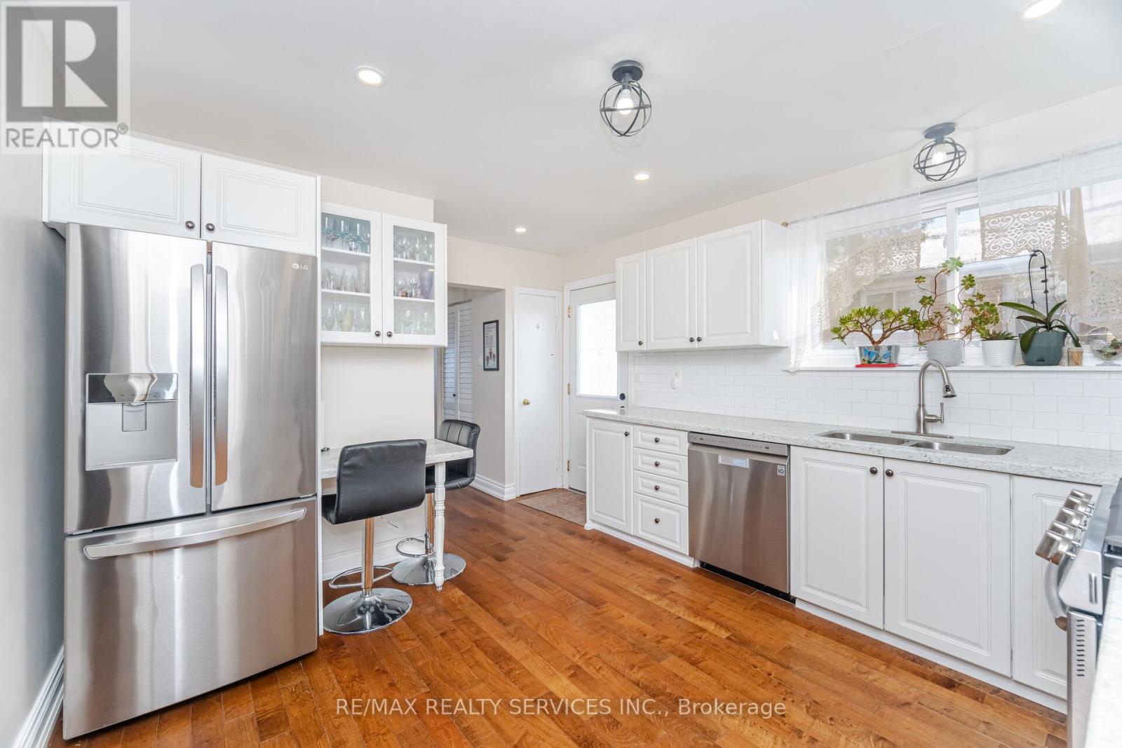 9 Aintree Crescent, Brampton, ON - Indoor Photo Showing Kitchen With Stainless Steel Kitchen With Double Sink