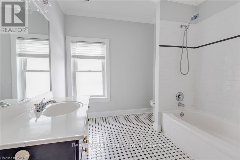 Full bathroom - 808 Monmouth Road, Essex, ON - Indoor Photo Showing Bathroom