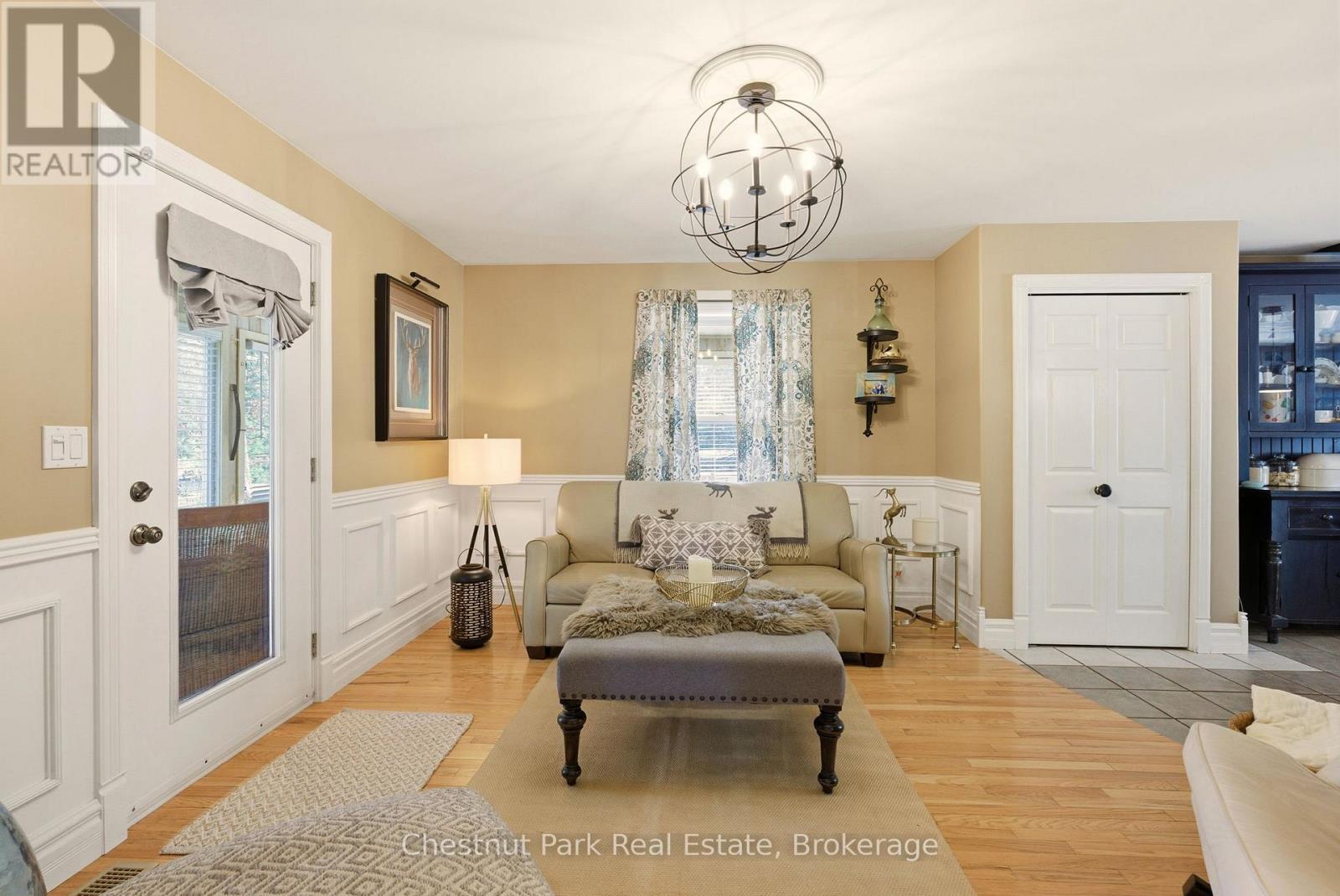 75 Pond Crescent, Huntsville (Chaffey), ON - Indoor Photo Showing Living Room