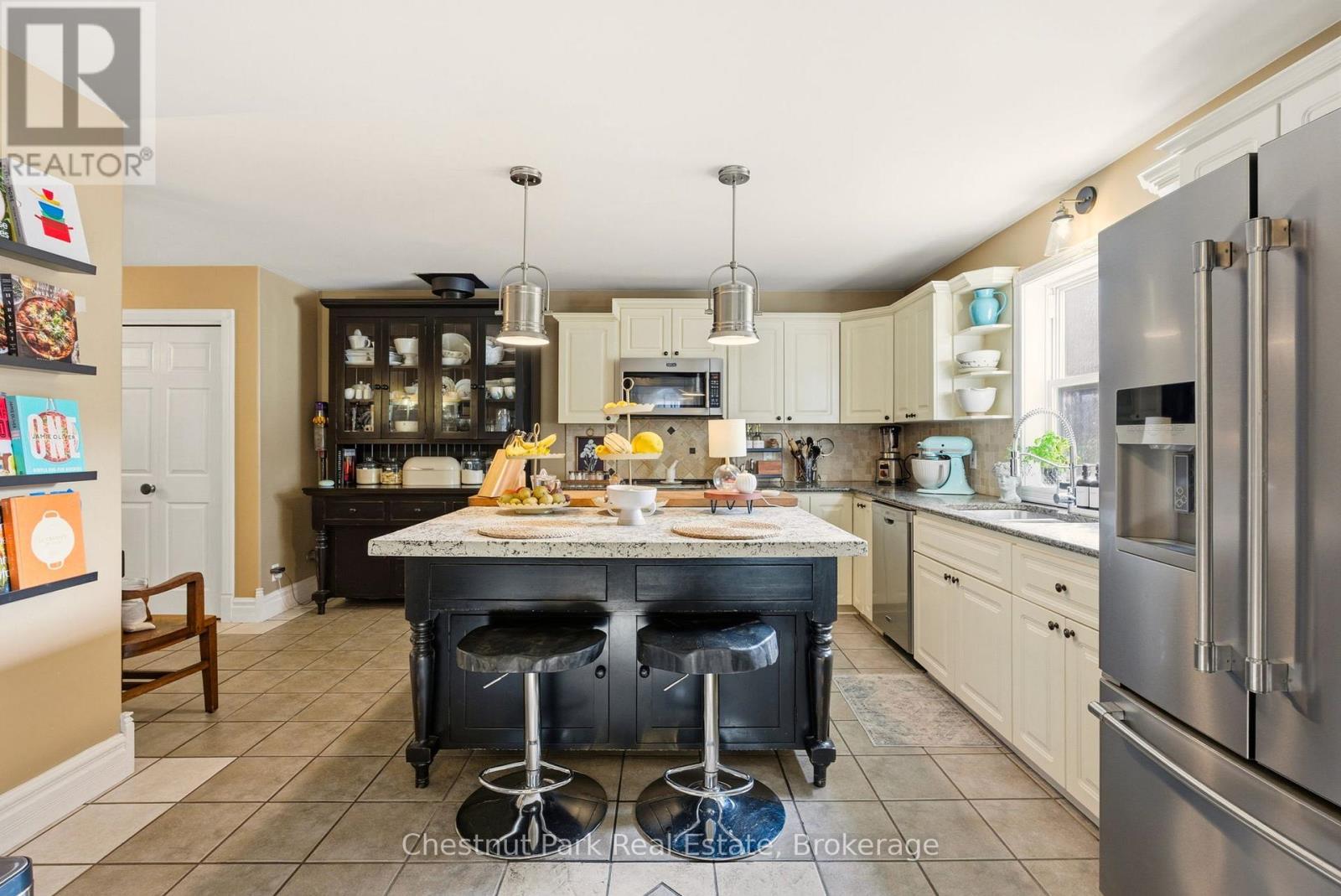75 Pond Crescent, Huntsville (Chaffey), ON - Indoor Photo Showing Kitchen With Upgraded Kitchen