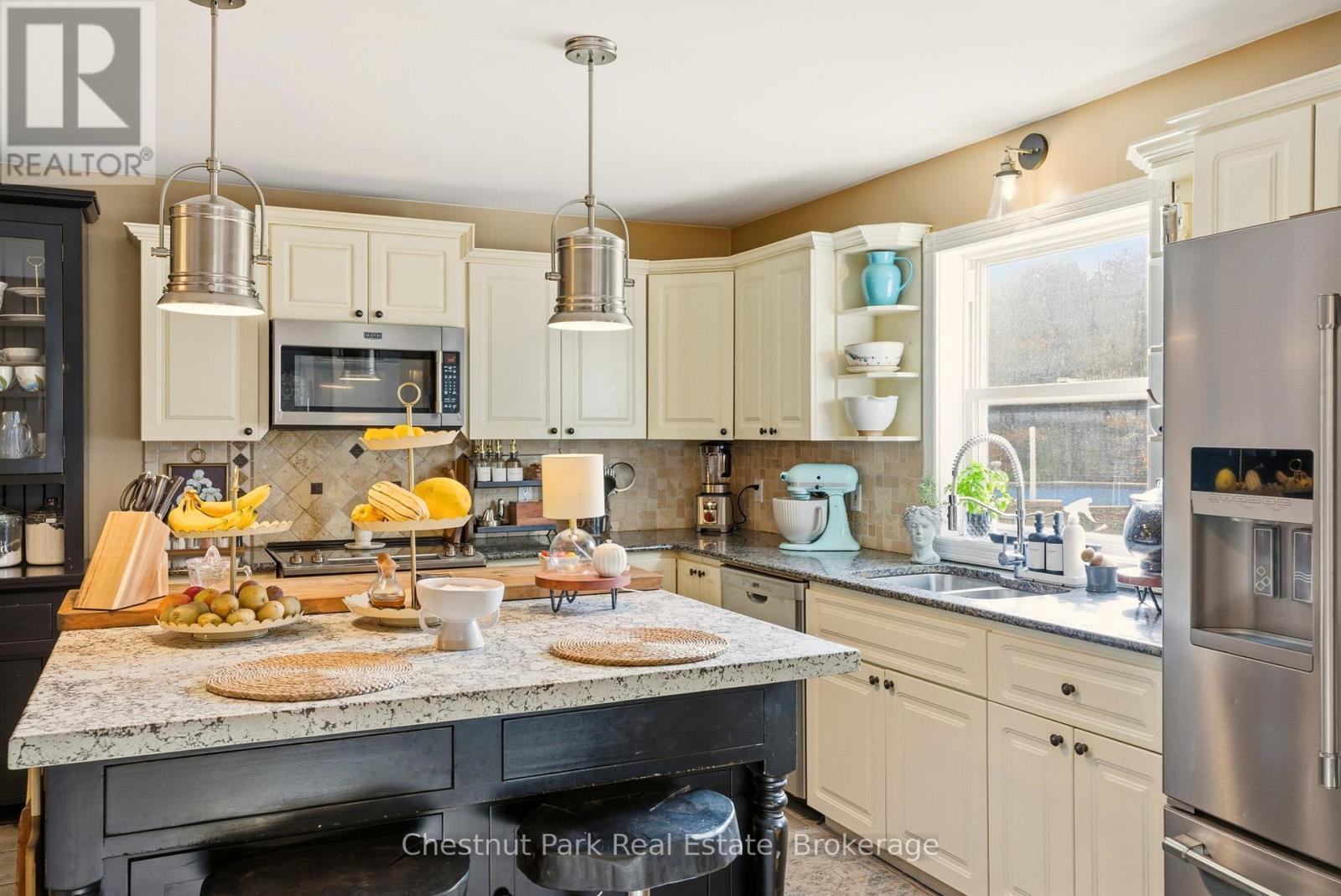 75 Pond Crescent, Huntsville (Chaffey), ON - Indoor Photo Showing Kitchen With Double Sink With Upgraded Kitchen