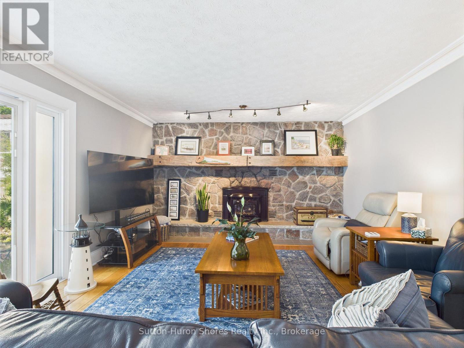 668 Gustavus Street, Beautiful Stone Fireplace - 662, 668 Gustavus Street, Saugeen Shores, ON