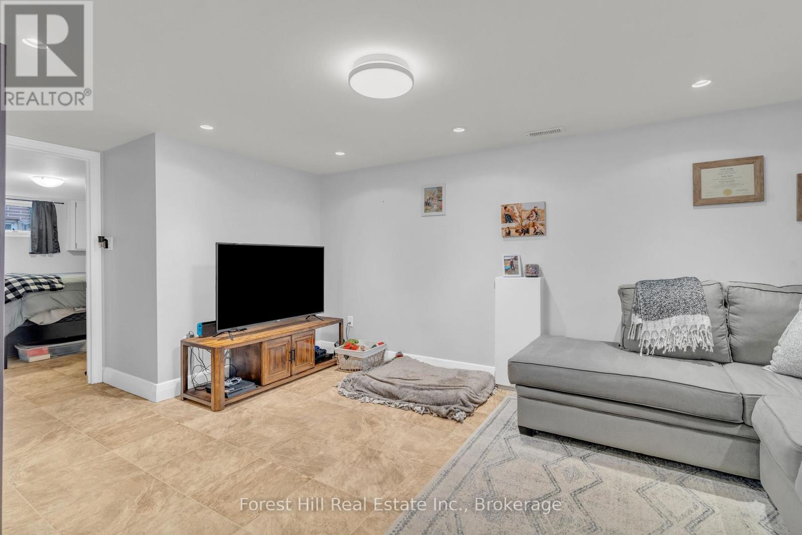 239 Clarke Street N, Woodstock (Woodstock - North), ON - Indoor Photo Showing Living Room