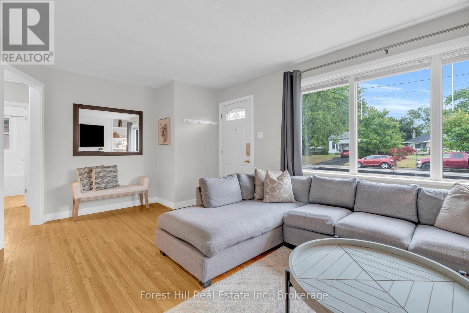 239 Clarke Street N, Woodstock (Woodstock - North), ON - Indoor Photo Showing Living Room