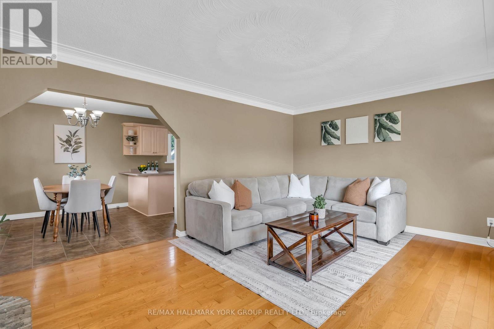 8 Rushton Road, Georgina, ON - Indoor Photo Showing Living Room