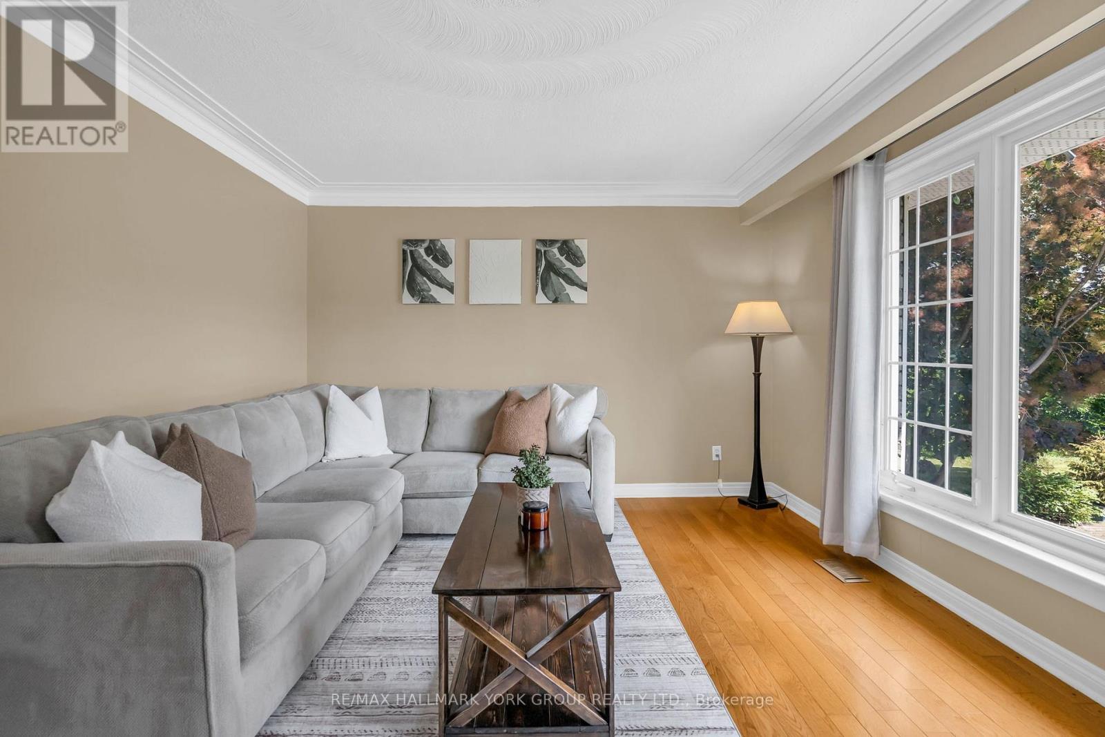 8 Rushton Road, Georgina, ON - Indoor Photo Showing Living Room