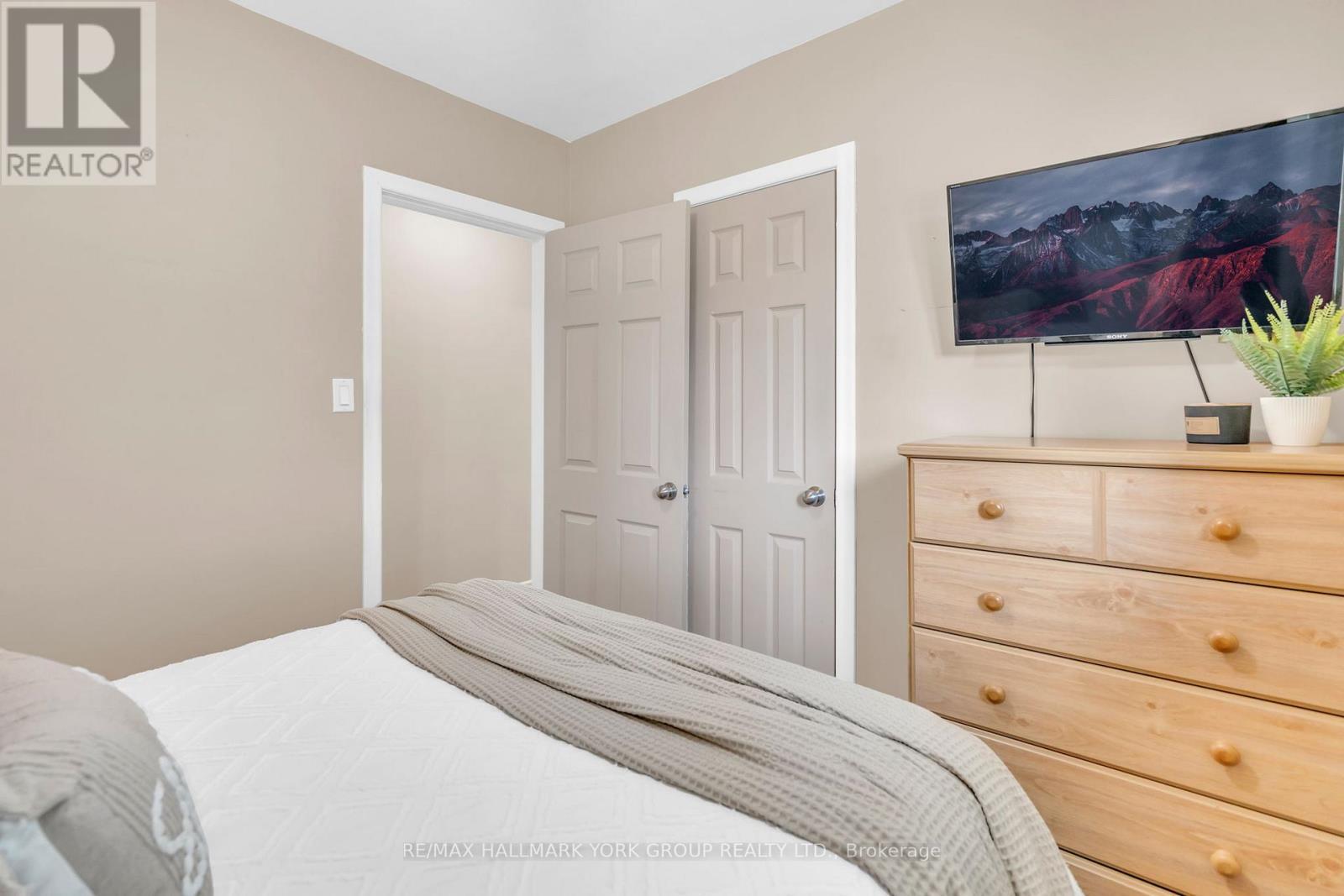 8 Rushton Road, Georgina, ON - Indoor Photo Showing Bedroom