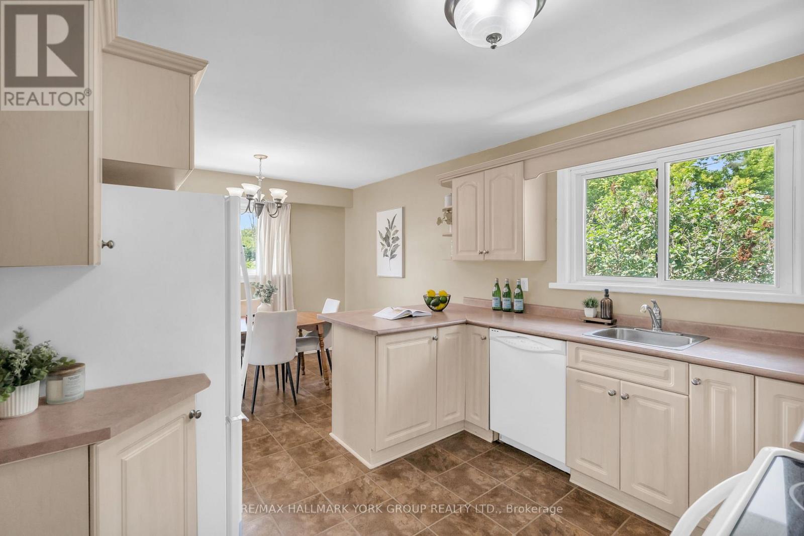 8 Rushton Road, Georgina, ON - Indoor Photo Showing Kitchen